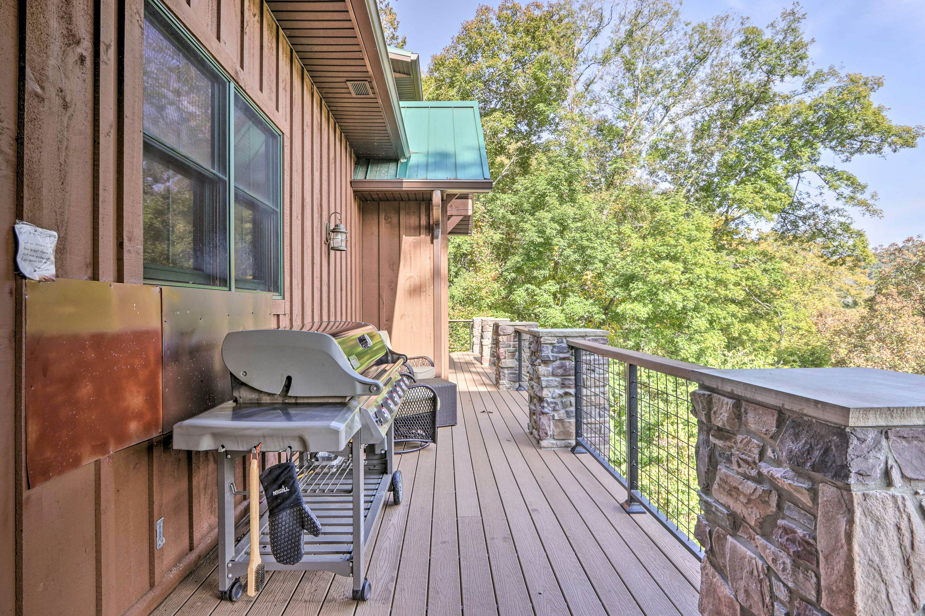 Lakefront cabin with fire pit, lift down to the dock, hot tub, bean bag toss