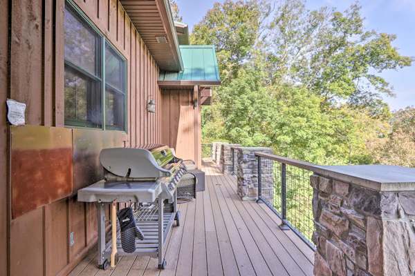 Lakefront Cabin, Sleeps 16, Dock, Fire Pit, Hot Tub