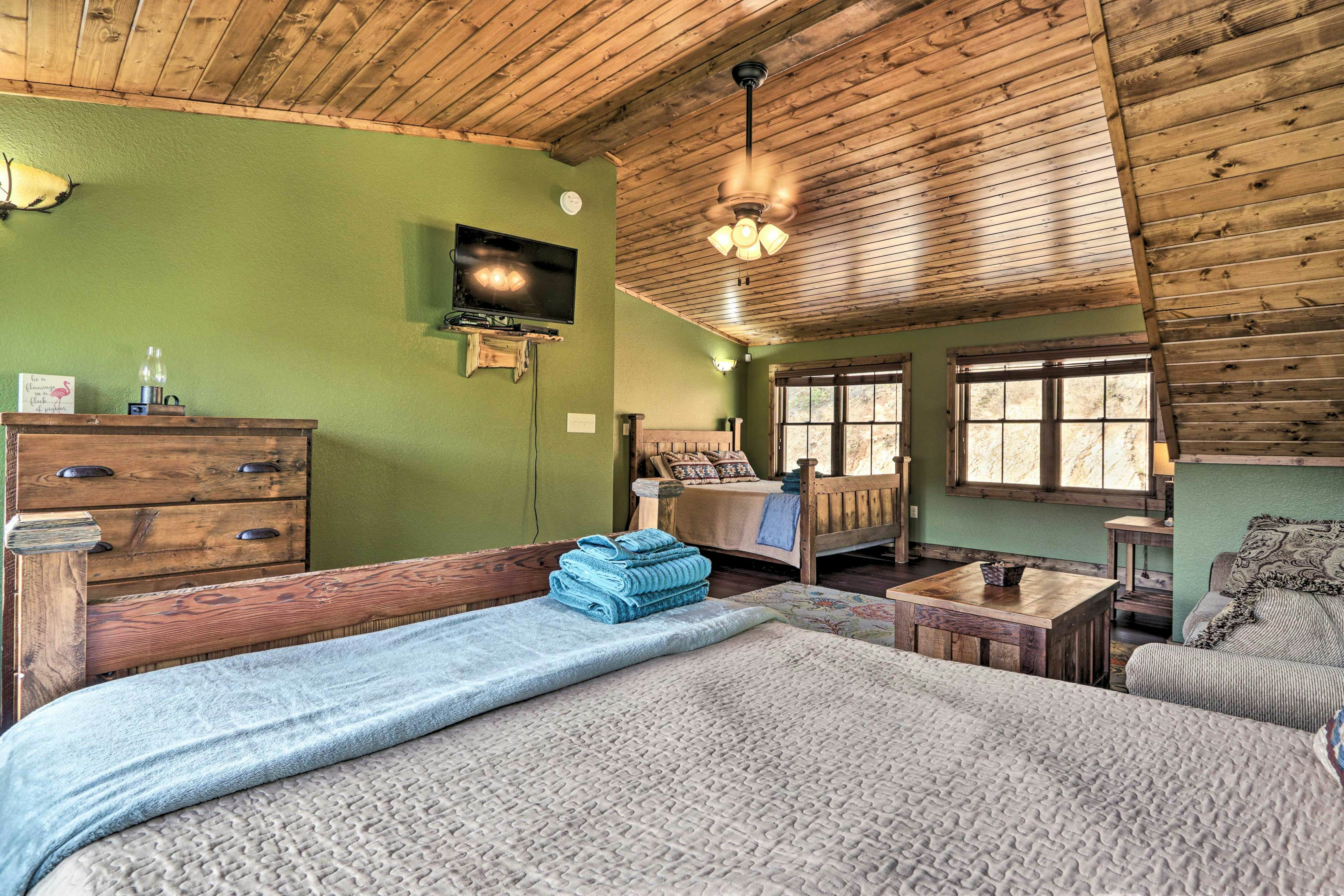 Lakefront cabin with fire pit, lift down to the dock, hot tub, bean bag toss