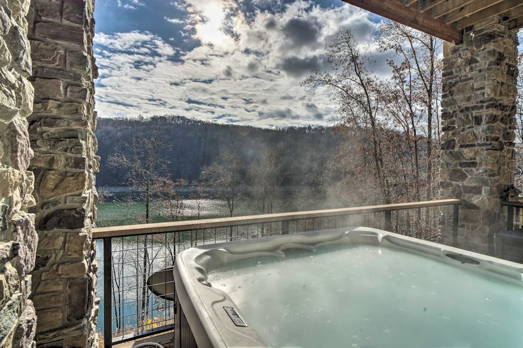 Lakefront Cabin, Sleeps 16, Dock, Fire Pit, Hot Tub