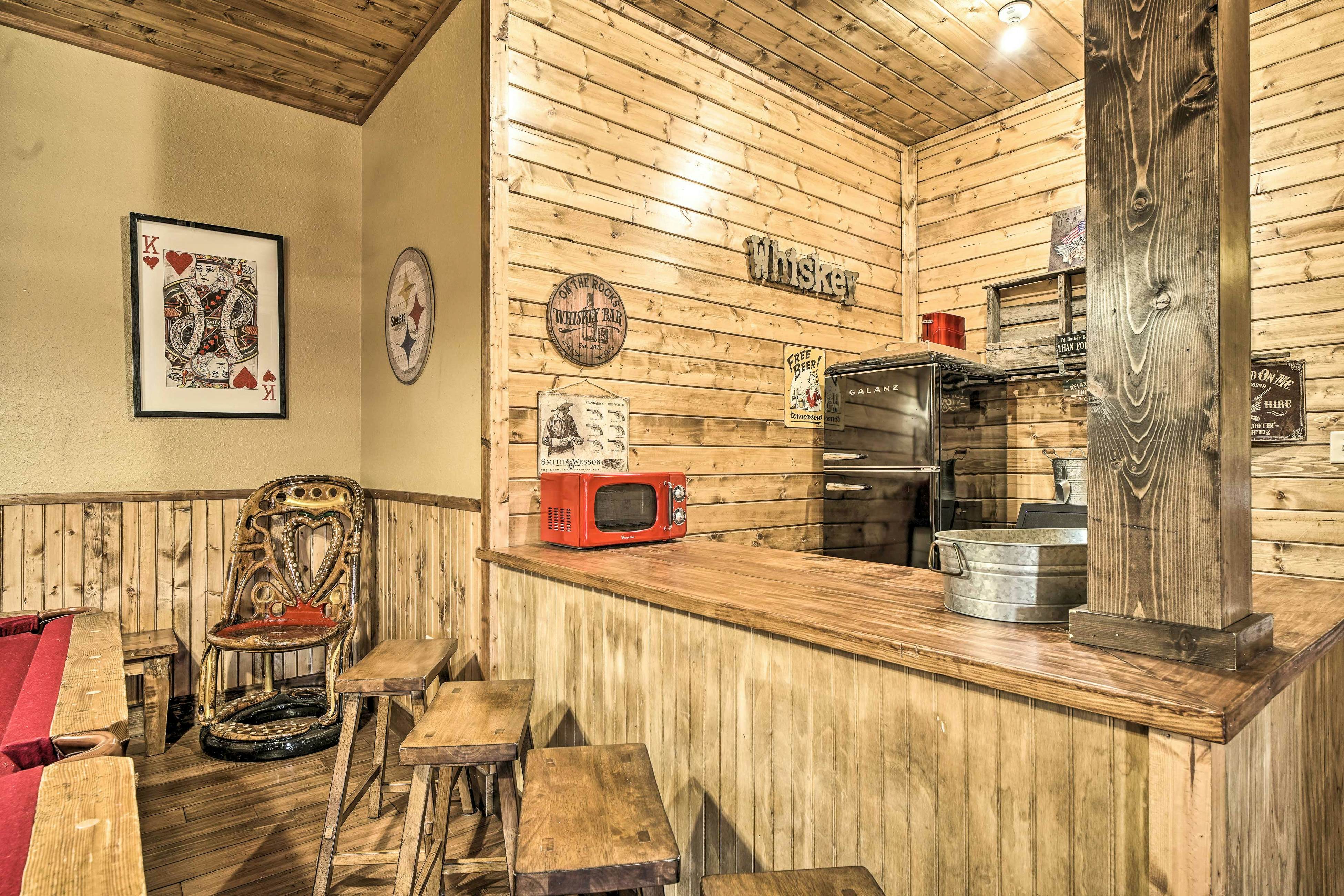 Lakefront cabin with fire pit, lift down to the dock, hot tub, bean bag toss