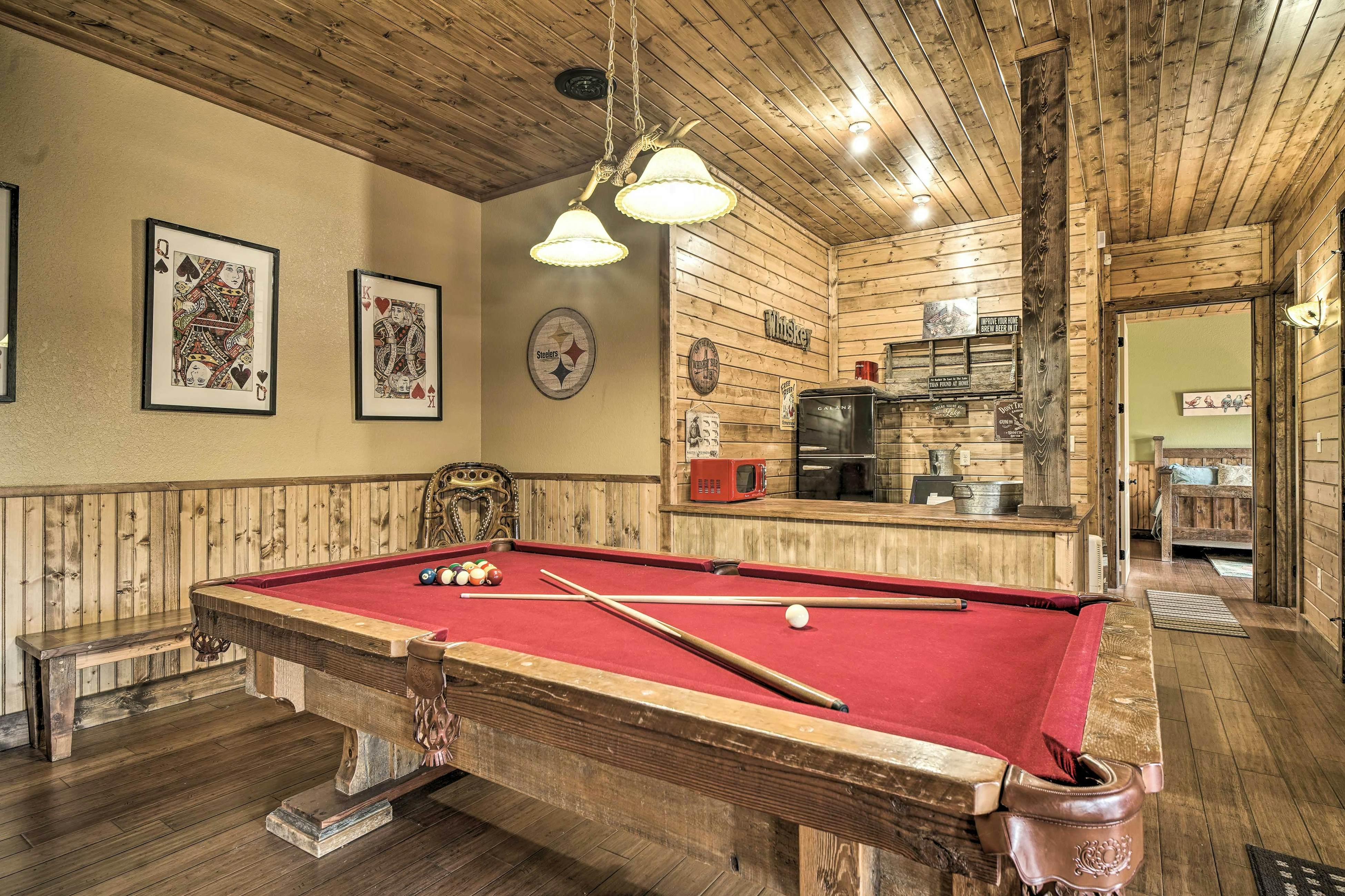 Lakefront cabin with fire pit, lift down to the dock, hot tub, bean bag toss