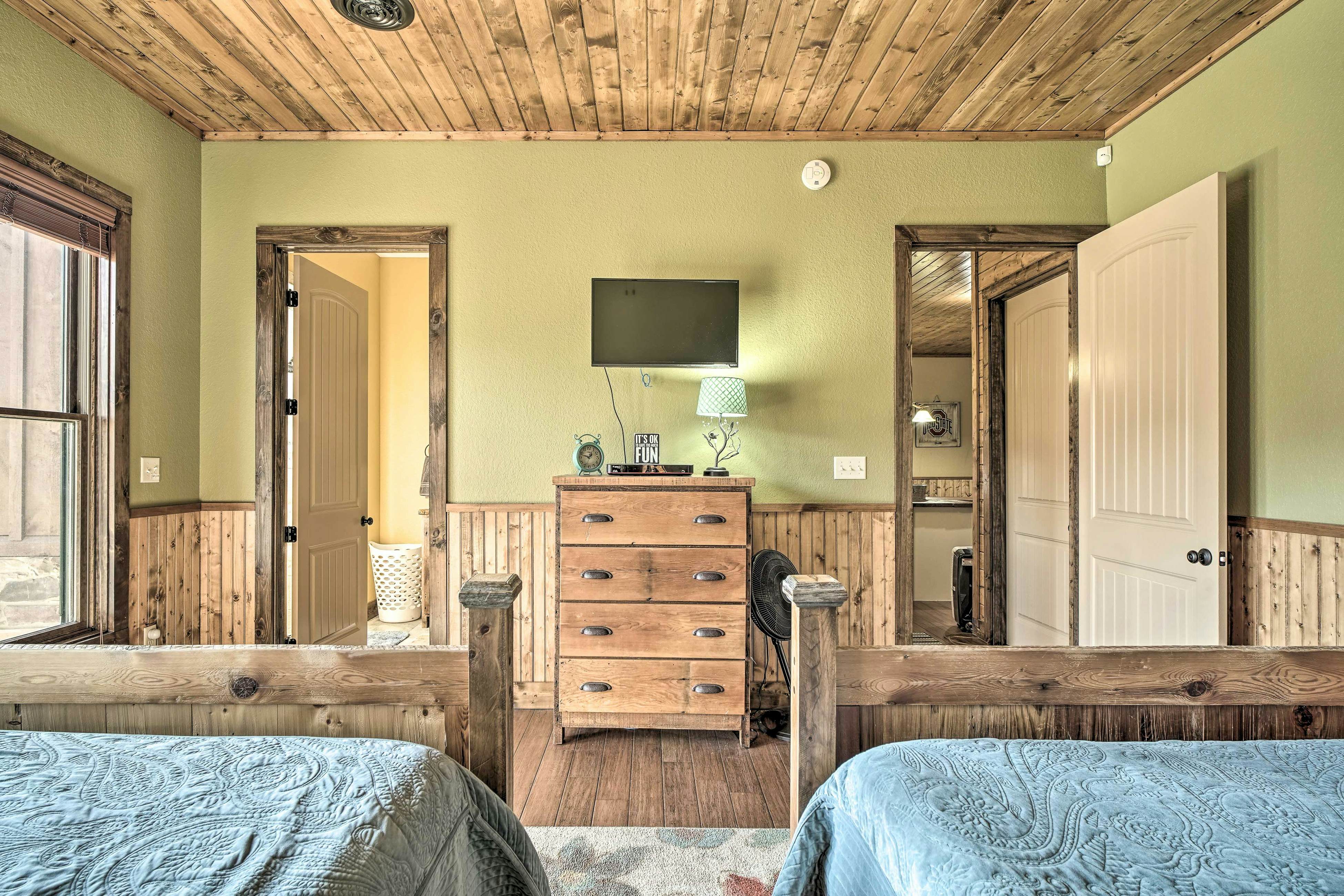 Lakefront cabin with fire pit, lift down to the dock, hot tub, bean bag toss