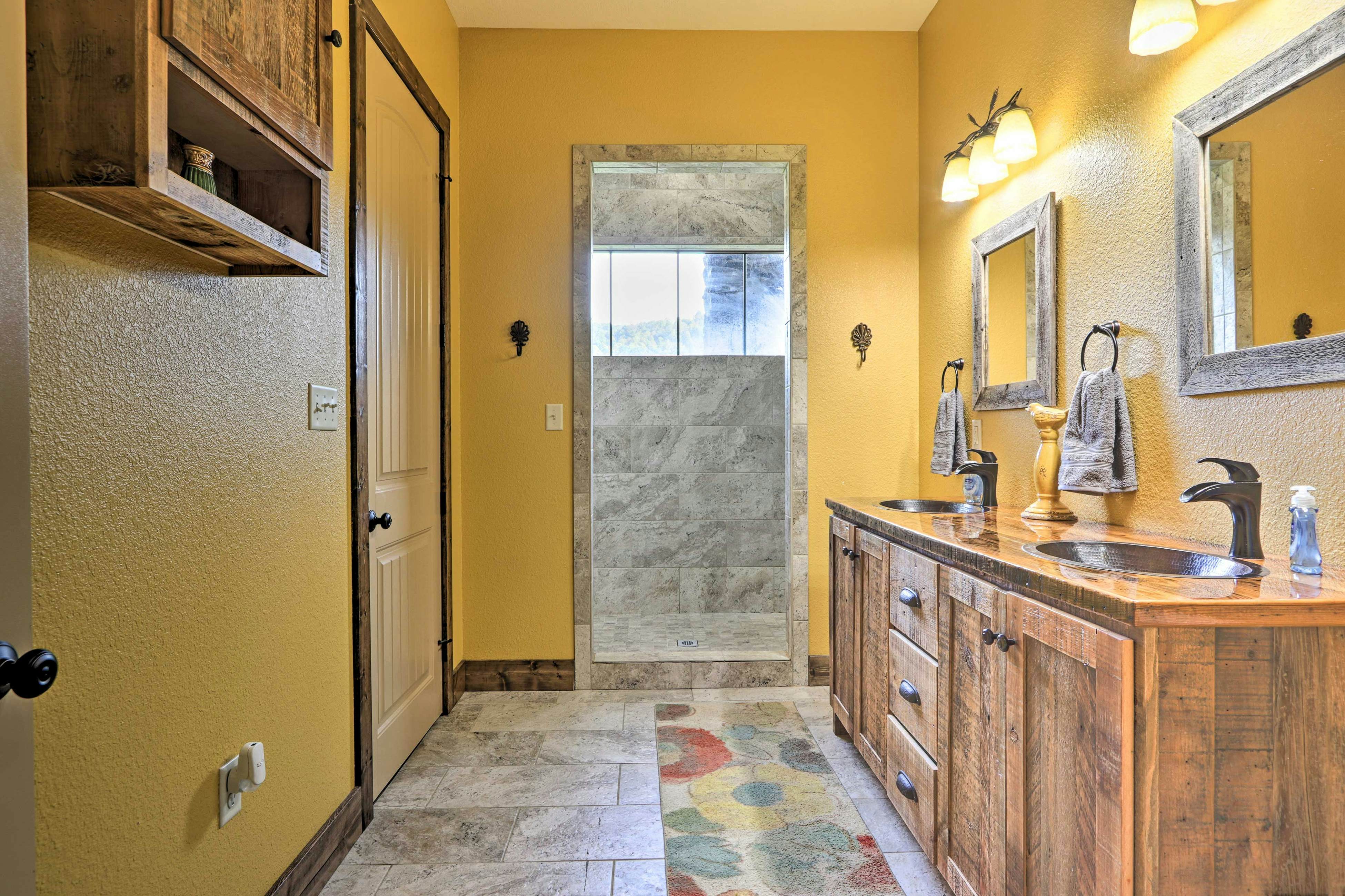 Lakefront cabin with fire pit, lift down to the dock, hot tub, bean bag toss