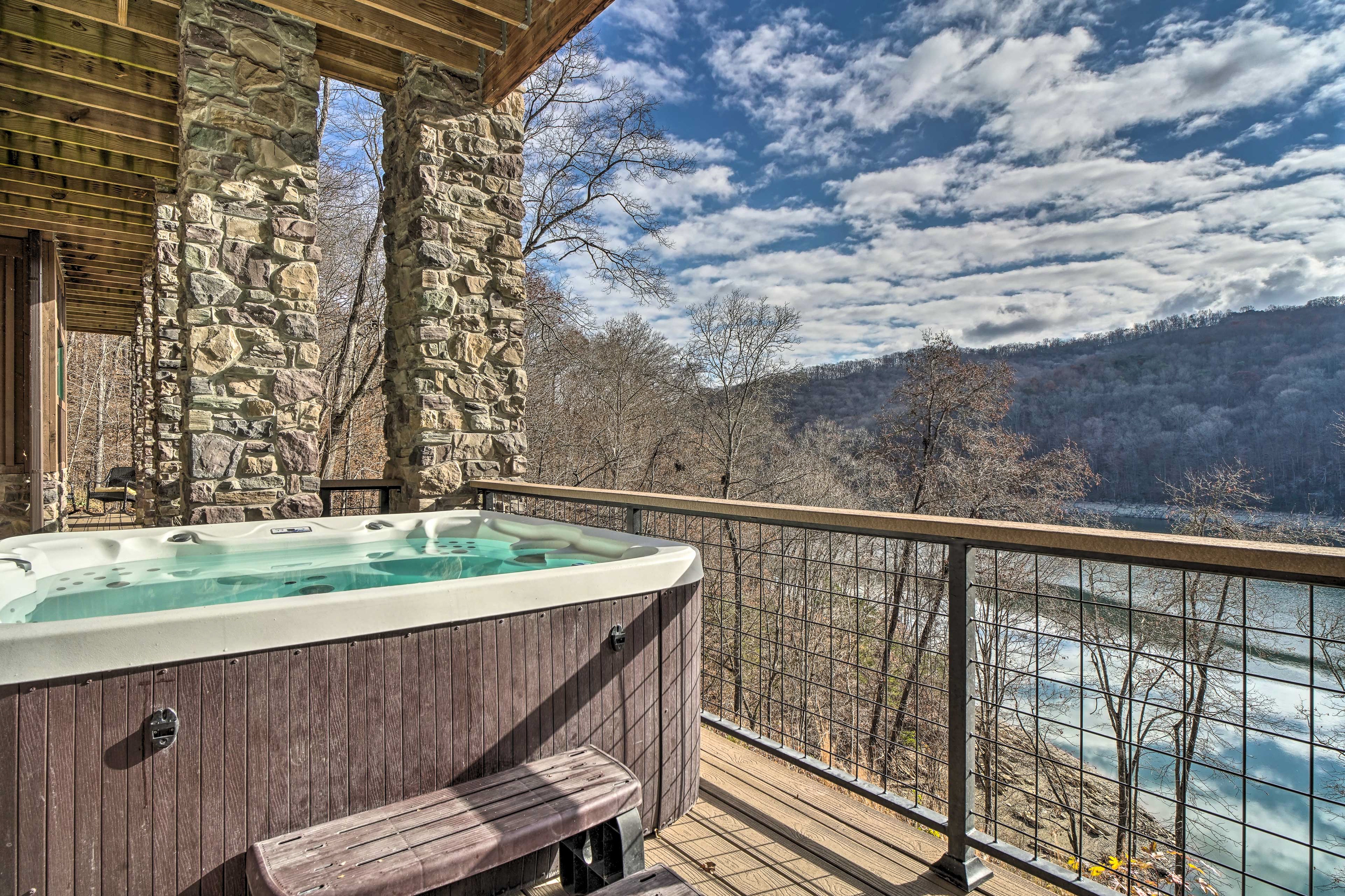 Lakefront Cabin, Sleeps 16・Dock・Fire Pit・Hot Tub