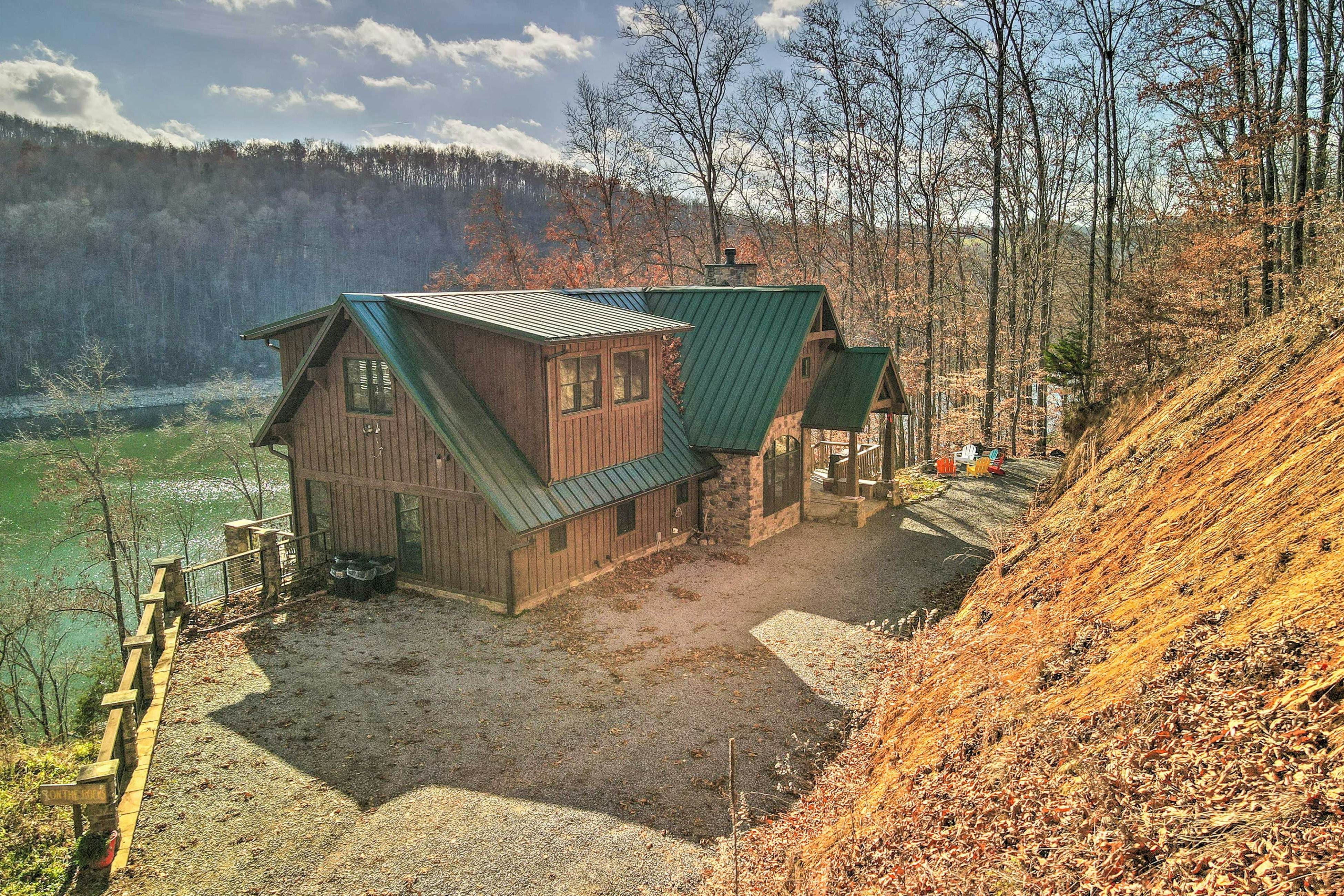 Lakefront cabin with fire pit, lift down to the dock, hot tub, bean bag toss