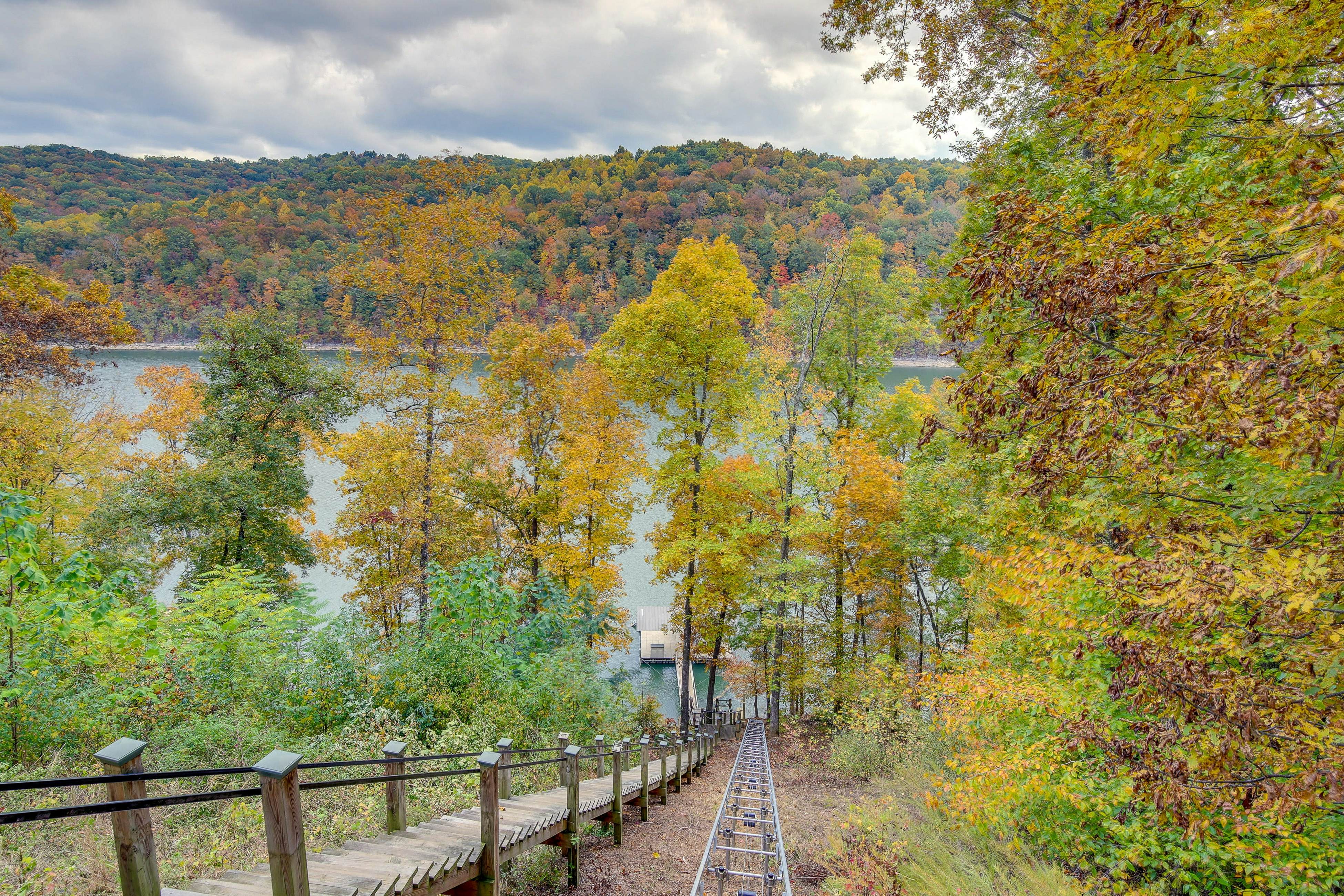 Lakefront cabin with fire pit, lift down to the dock, hot tub, bean bag toss