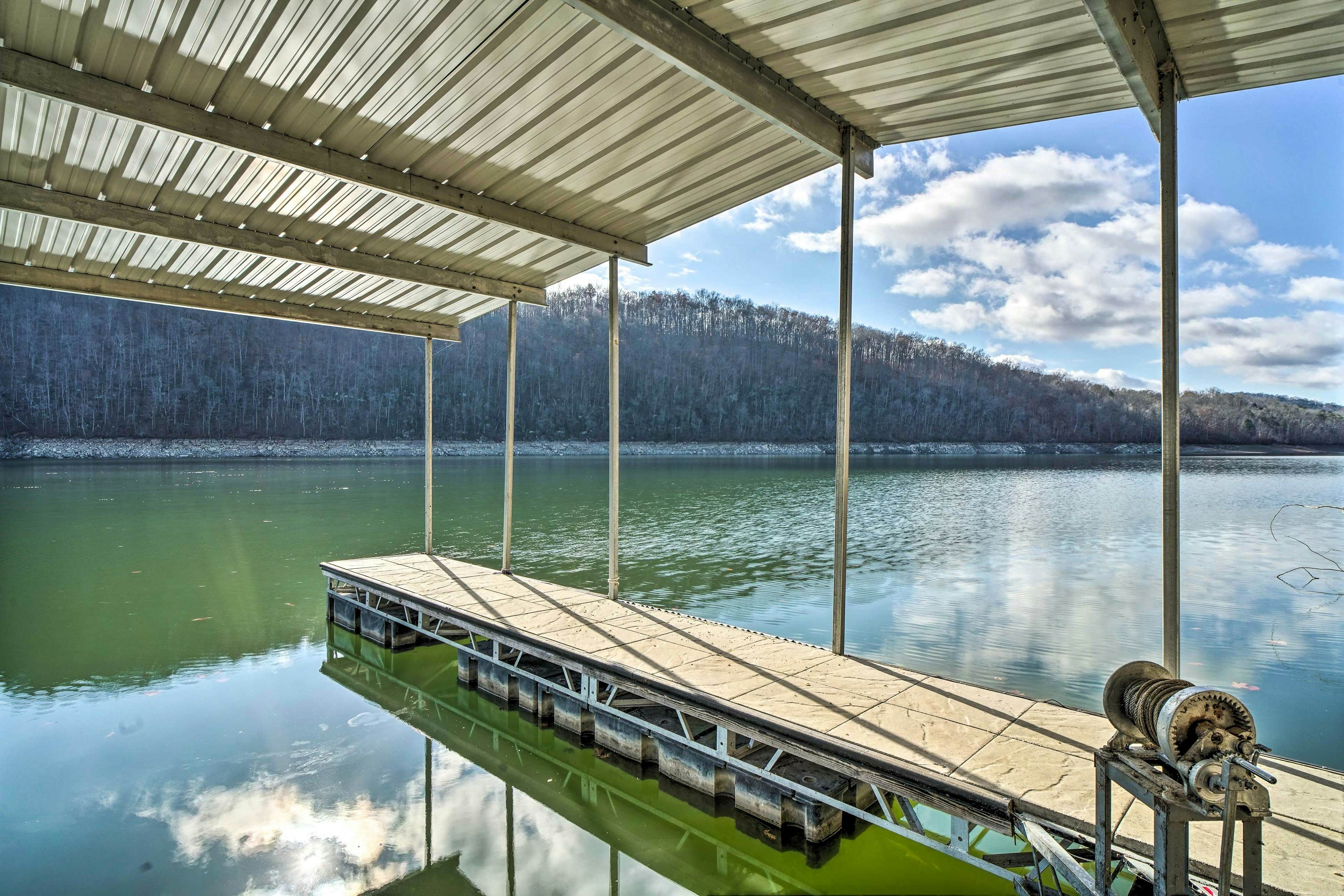 Lakefront cabin with fire pit, lift down to the dock, hot tub, bean bag toss