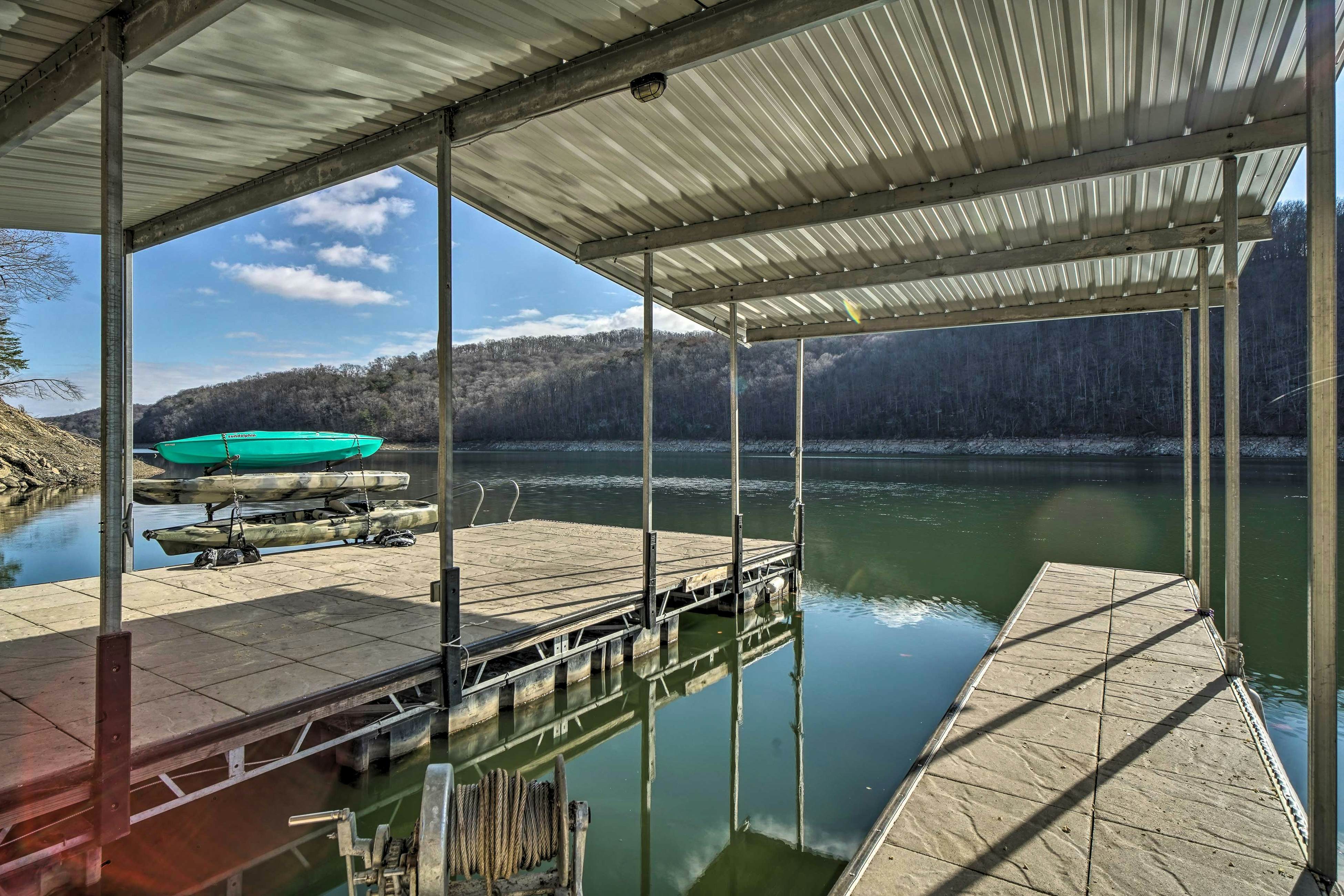 Lakefront cabin with fire pit, lift down to the dock, hot tub, bean bag toss