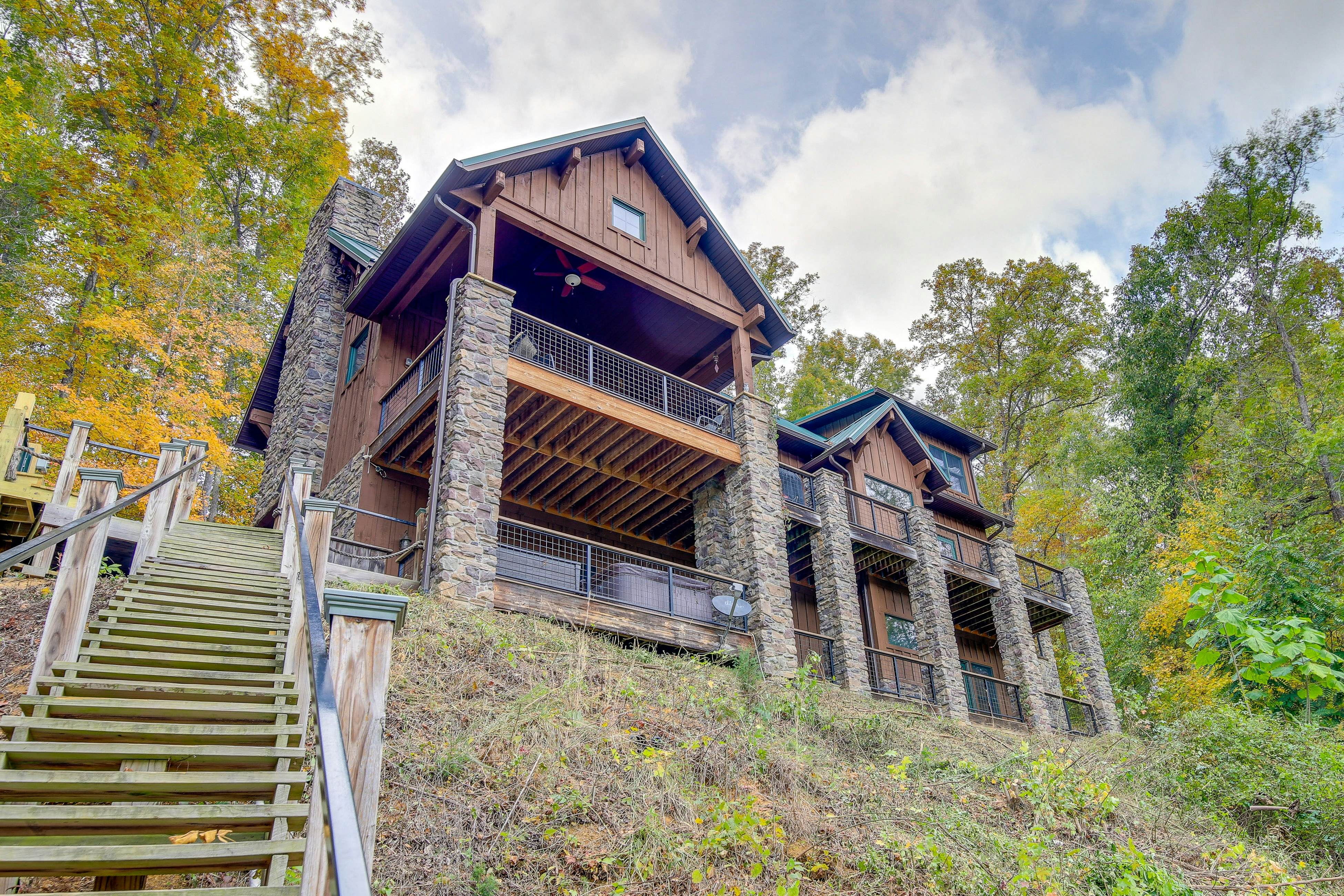 Lakefront cabin with fire pit, lift down to the dock, hot tub, bean bag toss