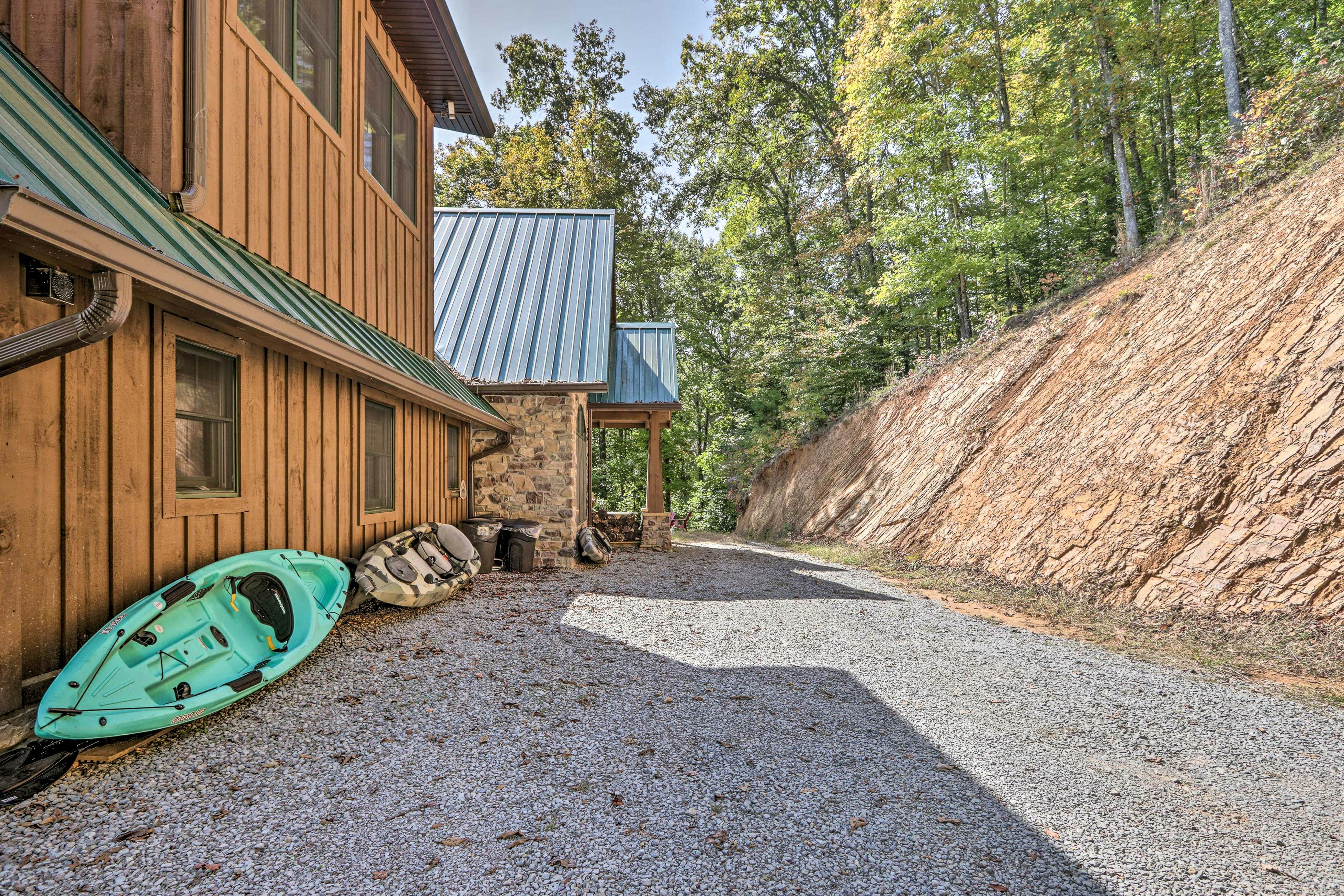 Lakefront cabin with fire pit, lift down to the dock, hot tub, bean bag toss