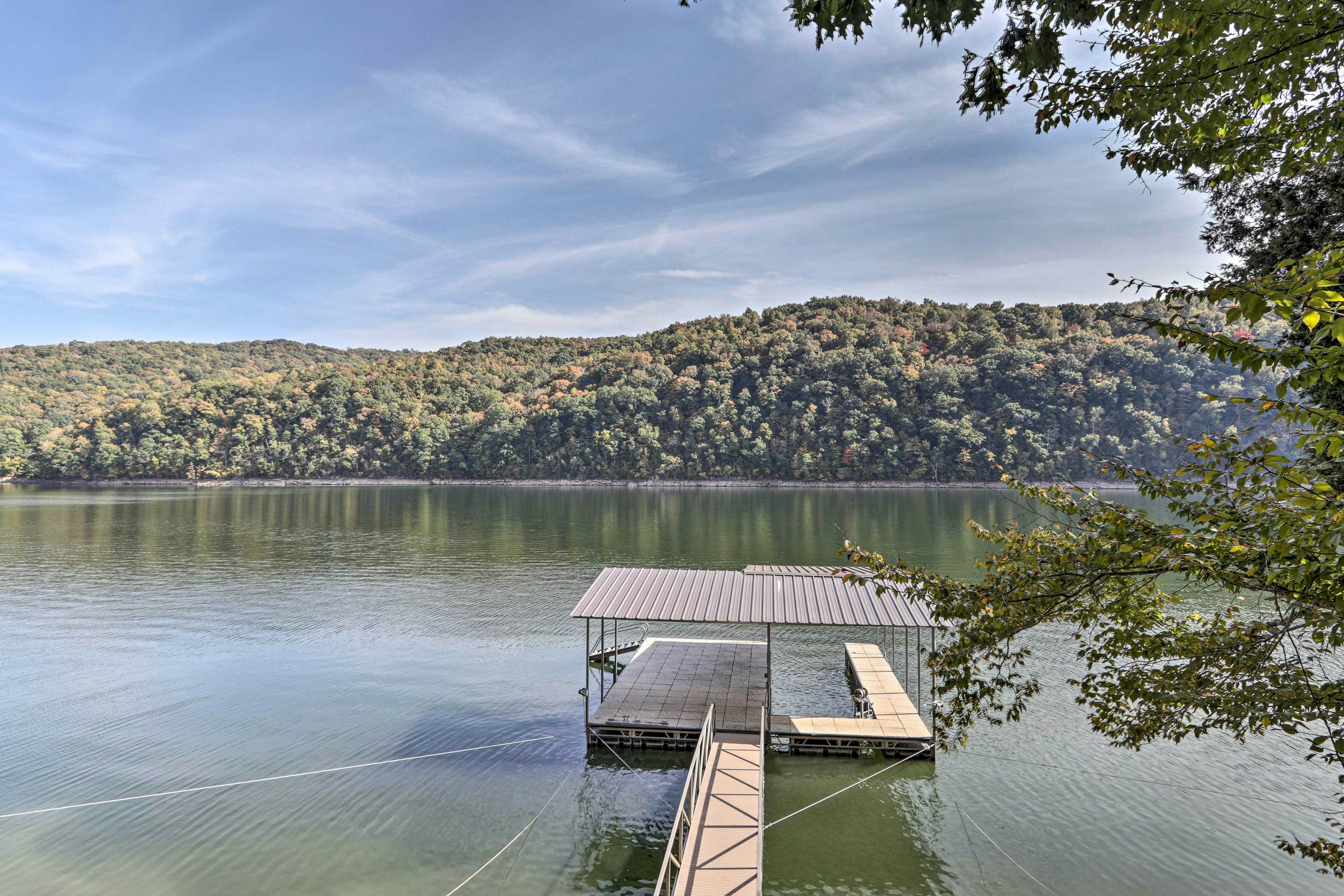 Lakefront cabin with fire pit, lift down to the dock, hot tub, bean bag toss