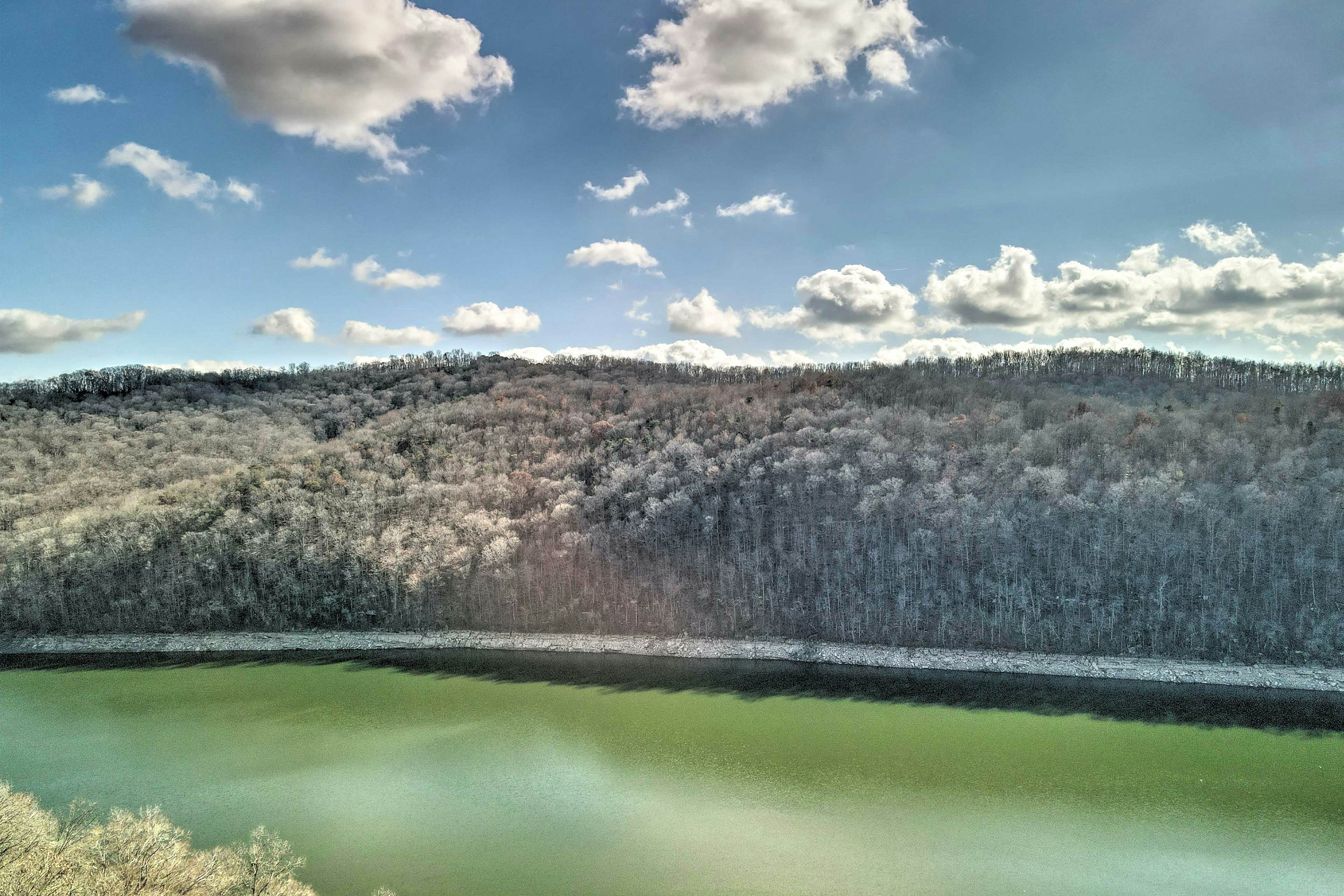 Lakefront cabin with fire pit, lift down to the dock, hot tub, bean bag toss