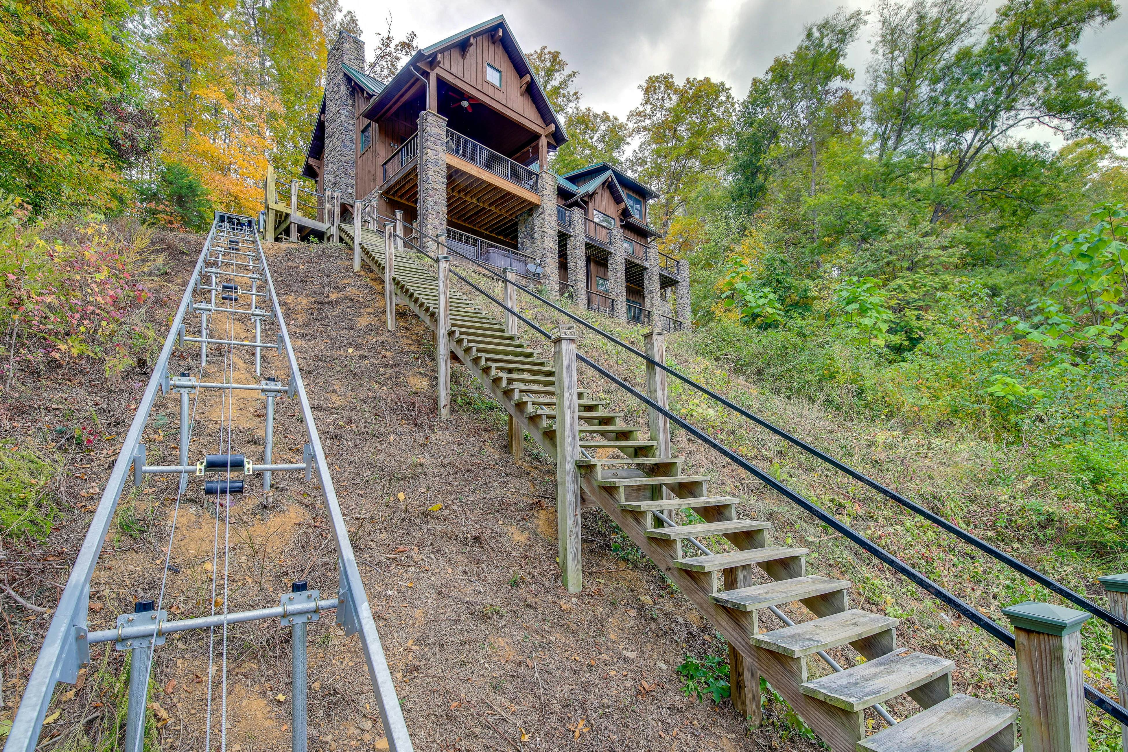 Lakefront cabin with fire pit, lift down to the dock, hot tub, bean bag toss