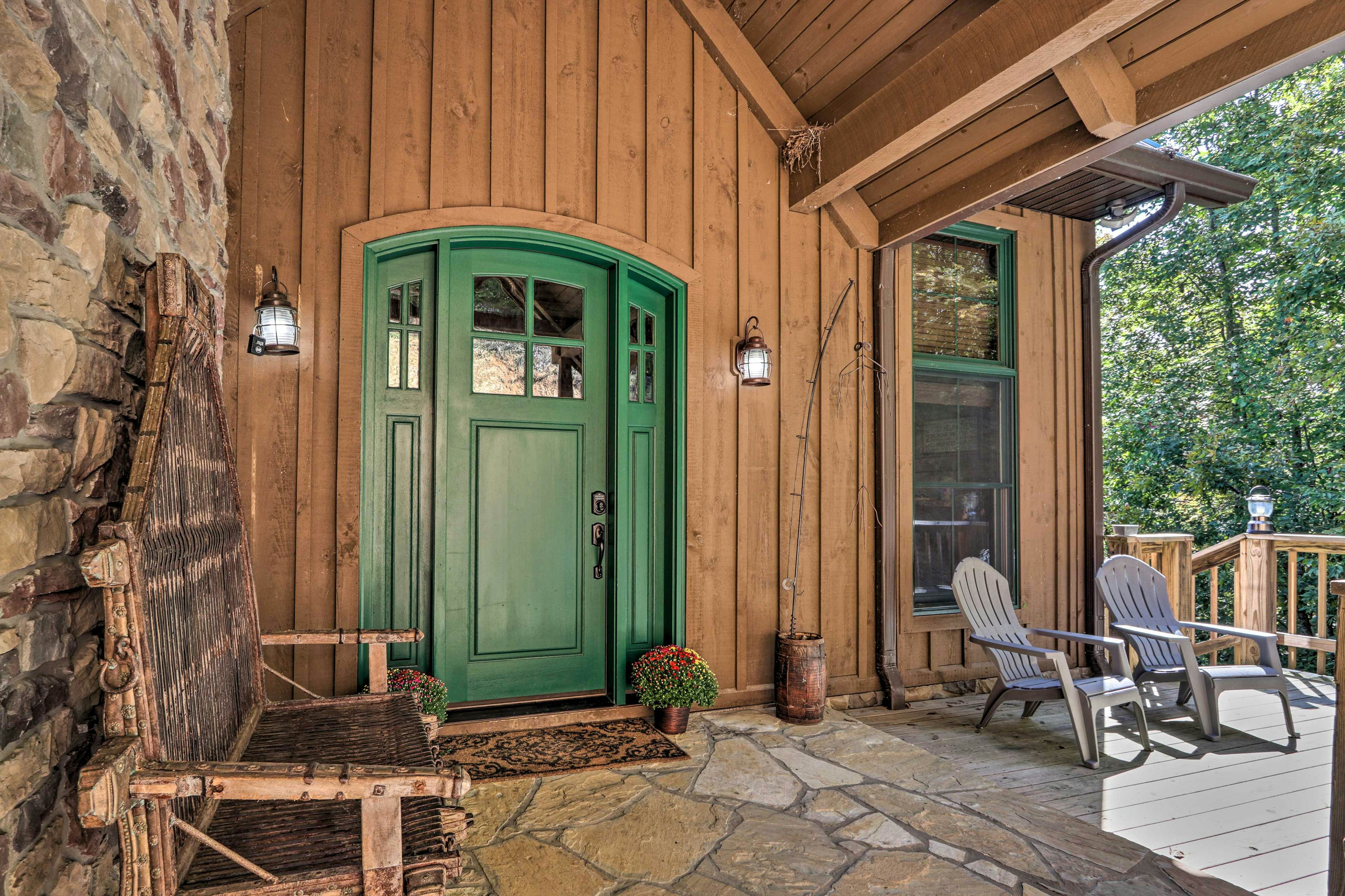 Lakefront cabin with fire pit, lift down to the dock, hot tub, bean bag toss