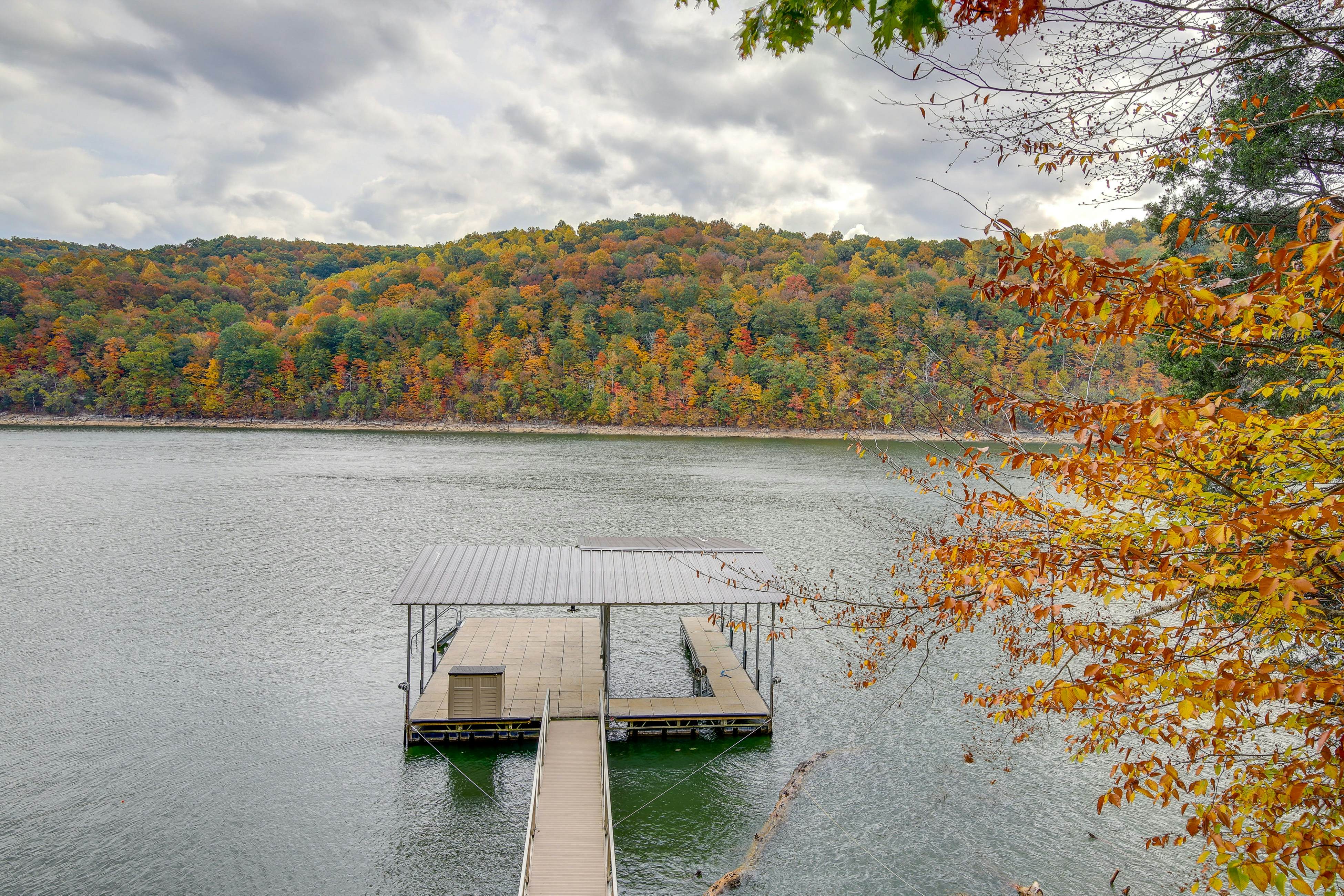 Lakefront cabin with fire pit, lift down to the dock, hot tub, bean bag toss