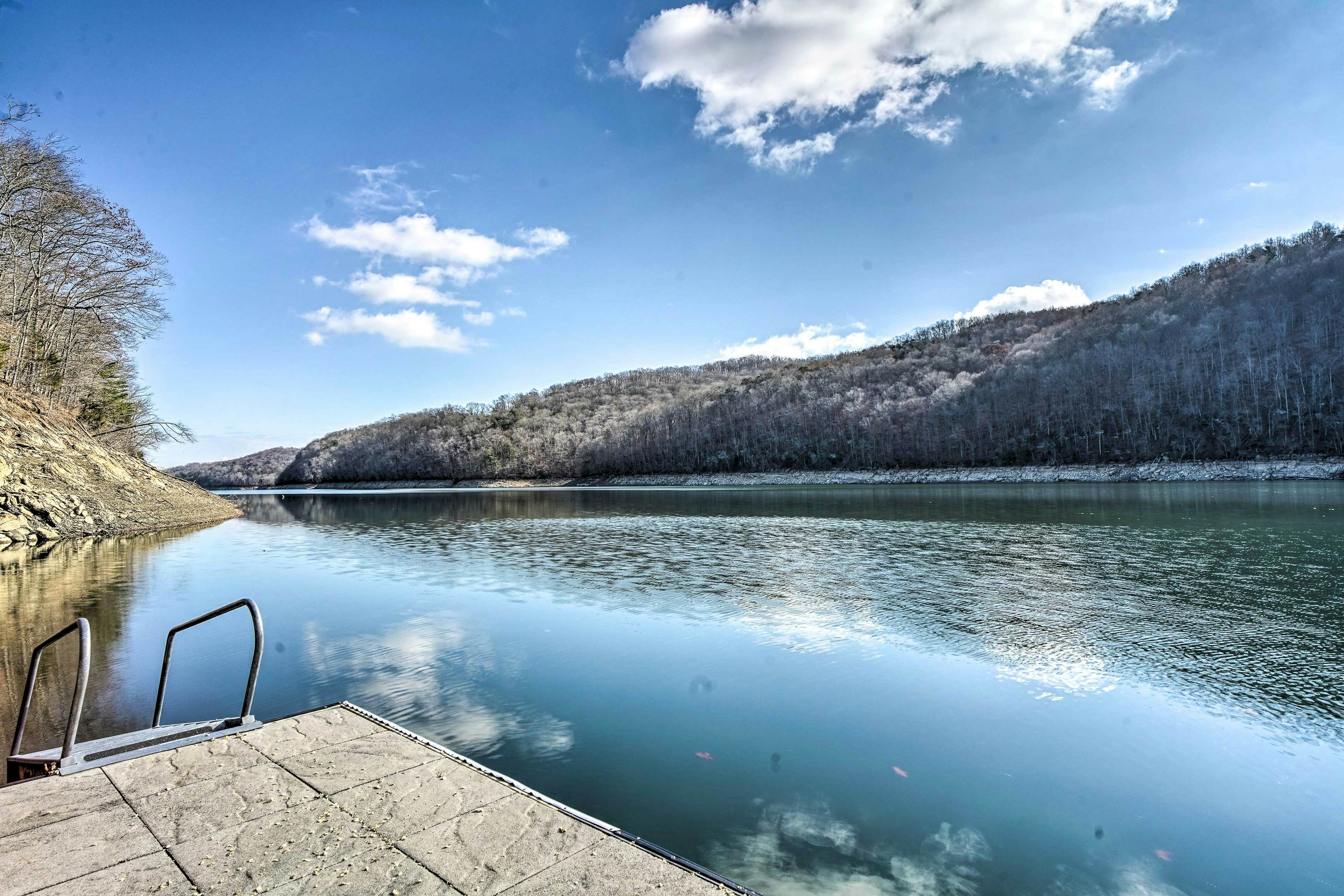 Lakefront cabin with fire pit, lift down to the dock, hot tub, bean bag toss