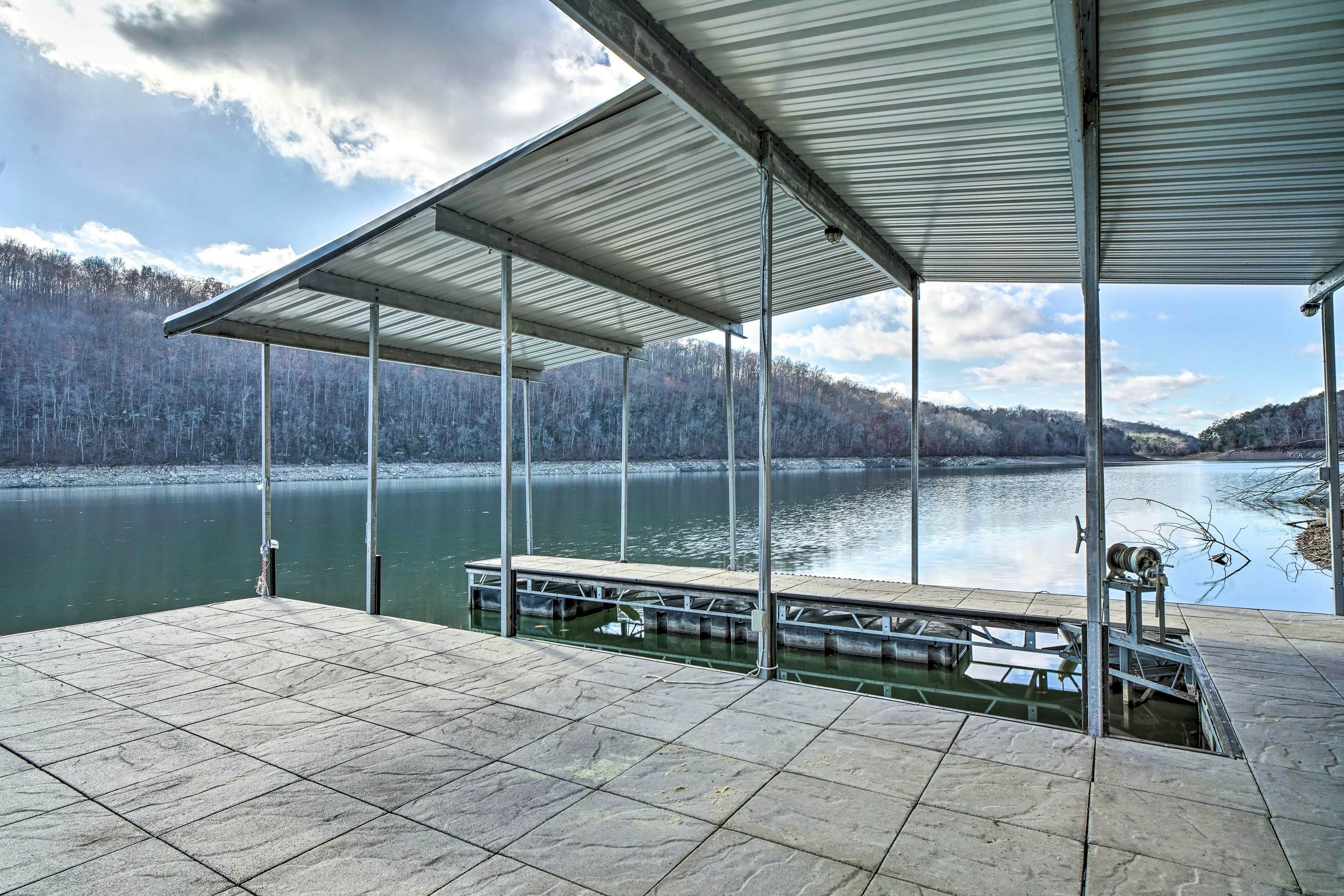 Lakefront cabin with fire pit, lift down to the dock, hot tub, bean bag toss