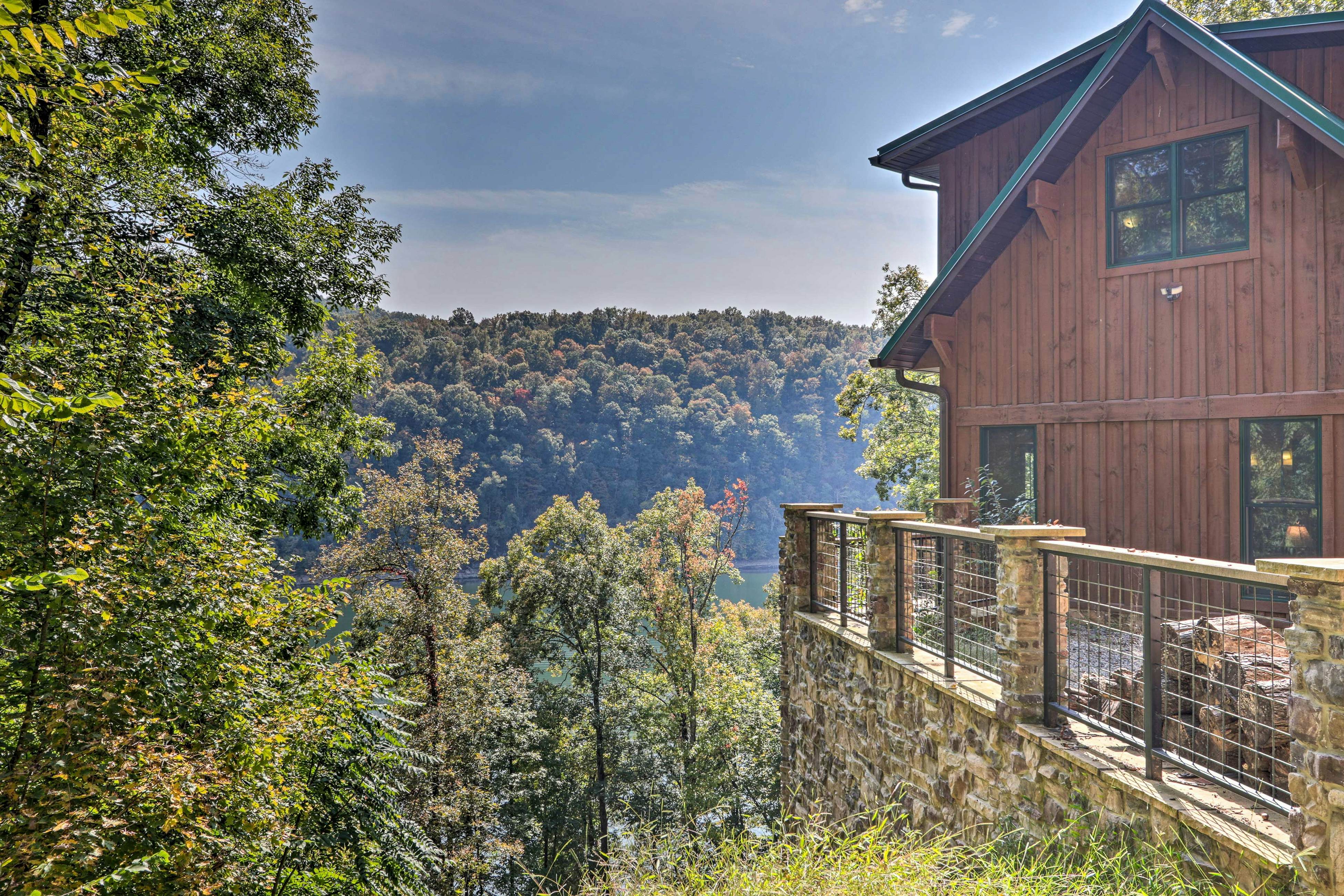 Lakefront cabin with fire pit, lift down to the dock, hot tub, bean bag toss