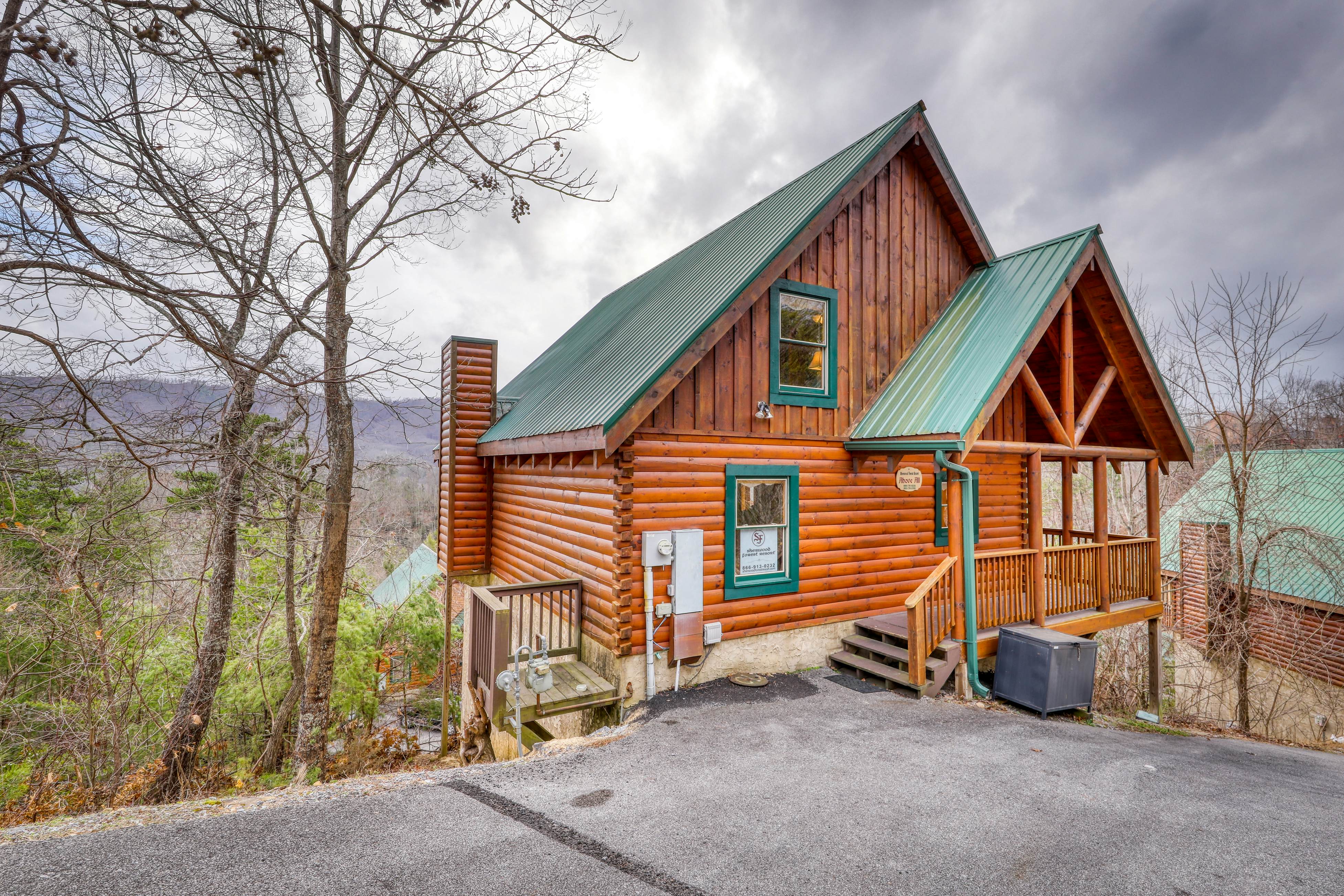 Hilltop cabin w/Free Attraction Tickets, hot tub, game room, views & resort pool