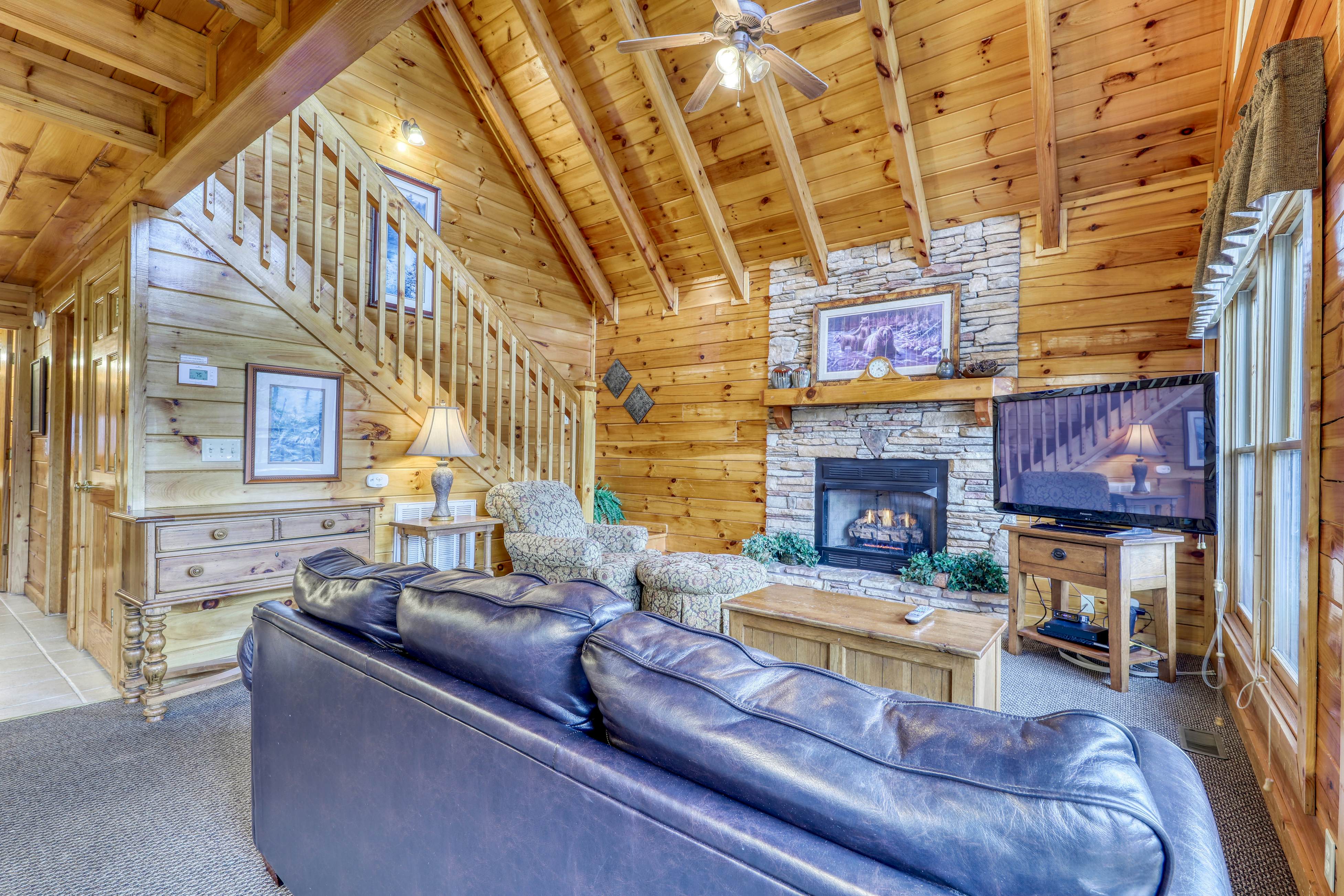 Hilltop cabin w/Free Attraction Tickets, hot tub, game room, views & resort pool