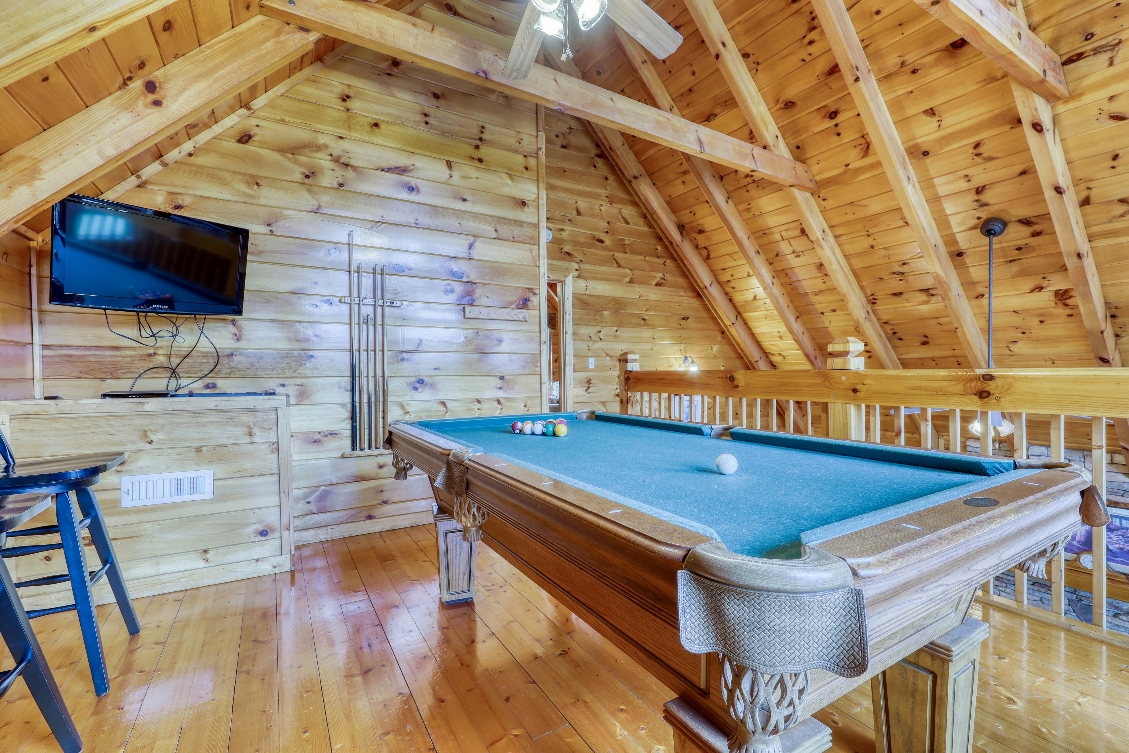 Hilltop cabin w/Free Attraction Tickets, hot tub, game room, views & resort pool