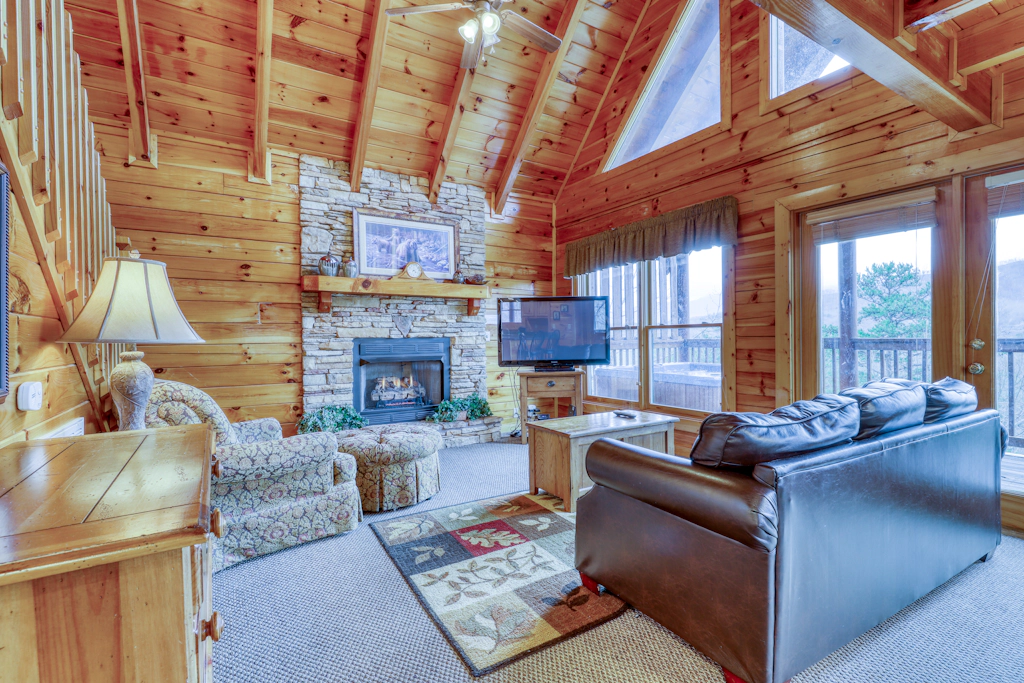 Hilltop Cabin, Sleeps 6, Hot Tub, Games, Views, Pool