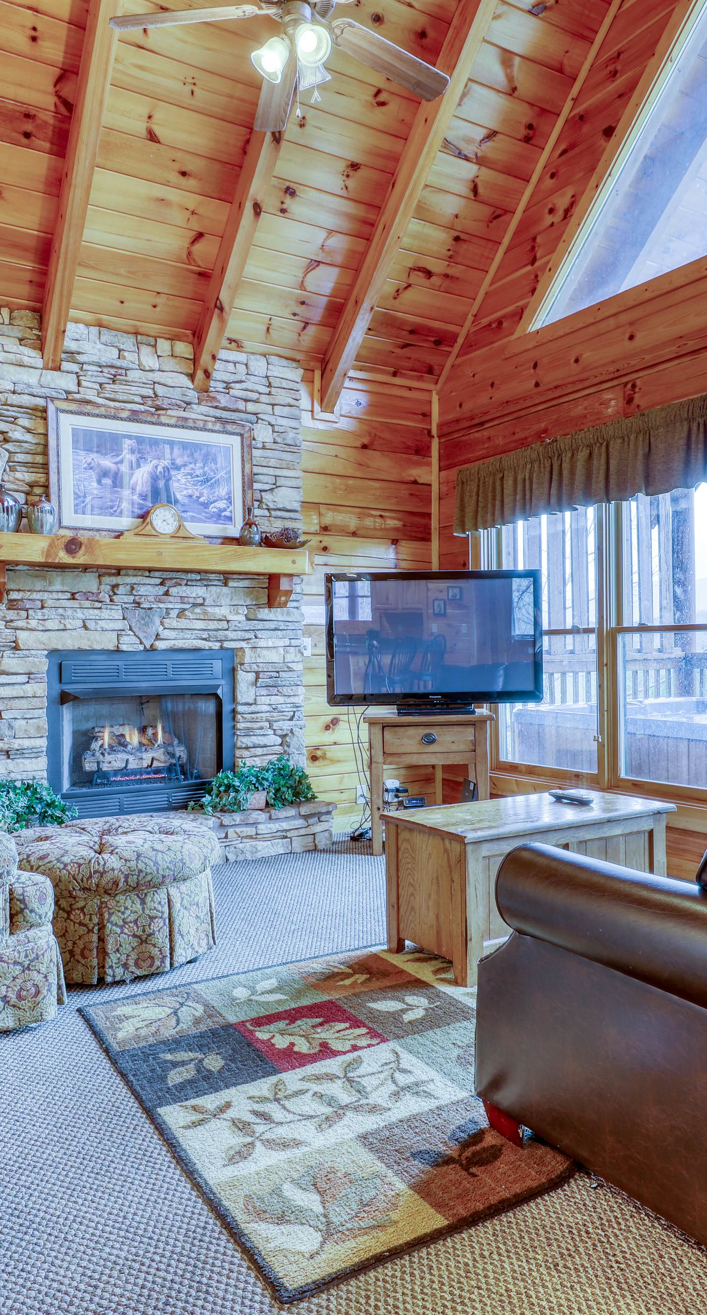 Hilltop Cabin, Sleeps 6, Hot Tub, Games, Views, Pool