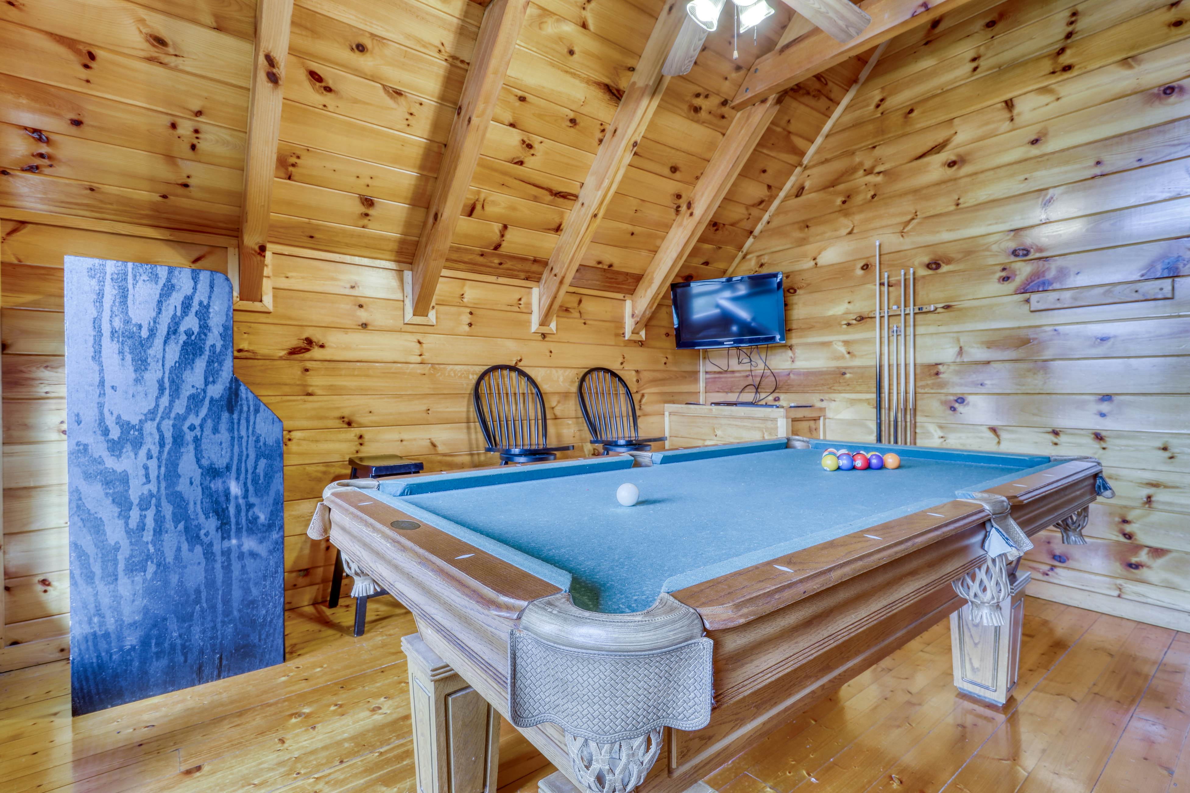 Hilltop cabin w/Free Attraction Tickets, hot tub, game room, views & resort pool