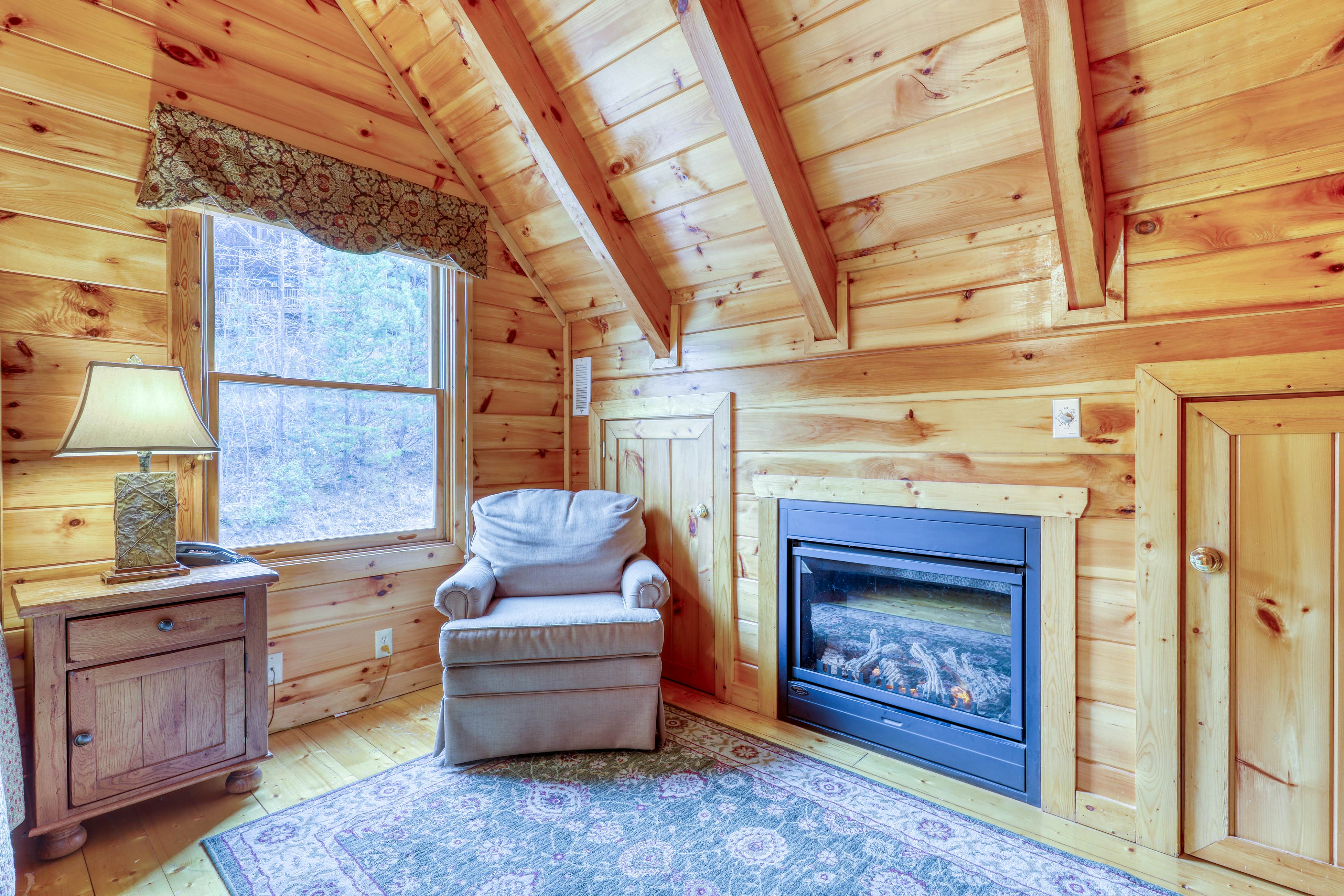 Hilltop cabin w/Free Attraction Tickets, hot tub, game room, views & resort pool