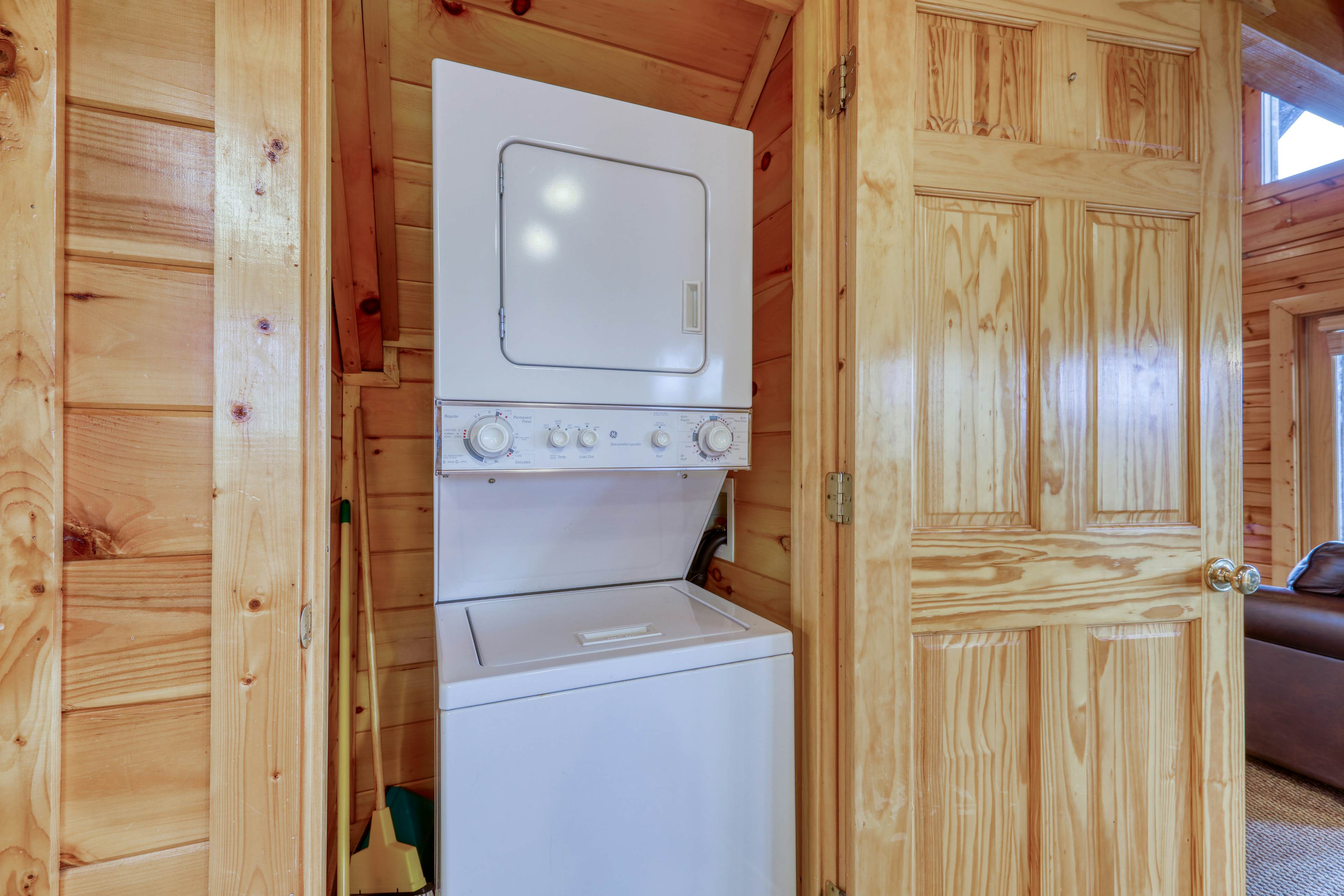 Hilltop cabin w/Free Attraction Tickets, hot tub, game room, views & resort pool