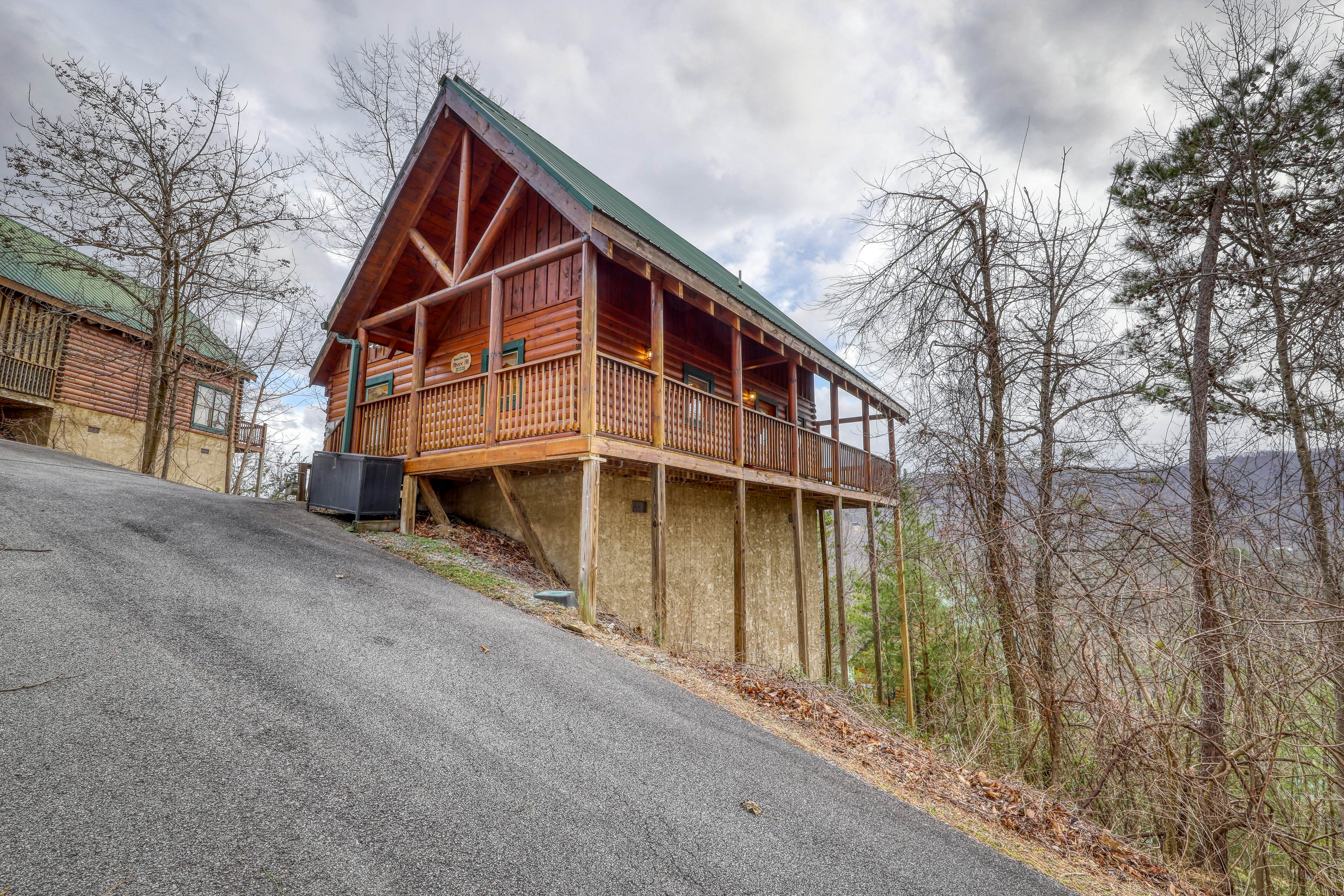 Hilltop cabin w/Free Attraction Tickets, hot tub, game room, views & resort pool