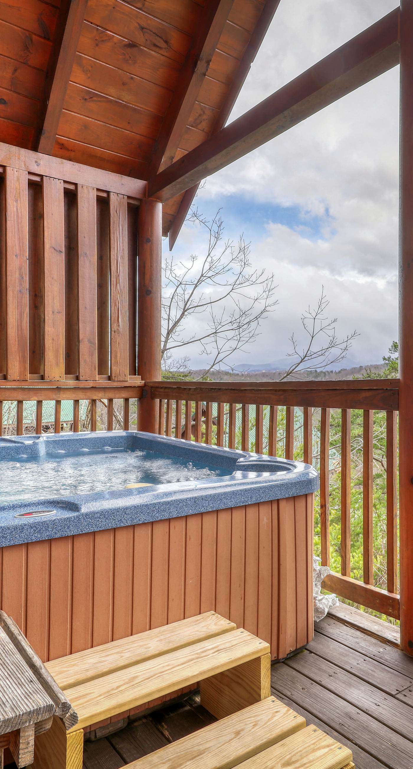 Hilltop Cabin, Sleeps 6, Hot Tub, Games, Views, Pool