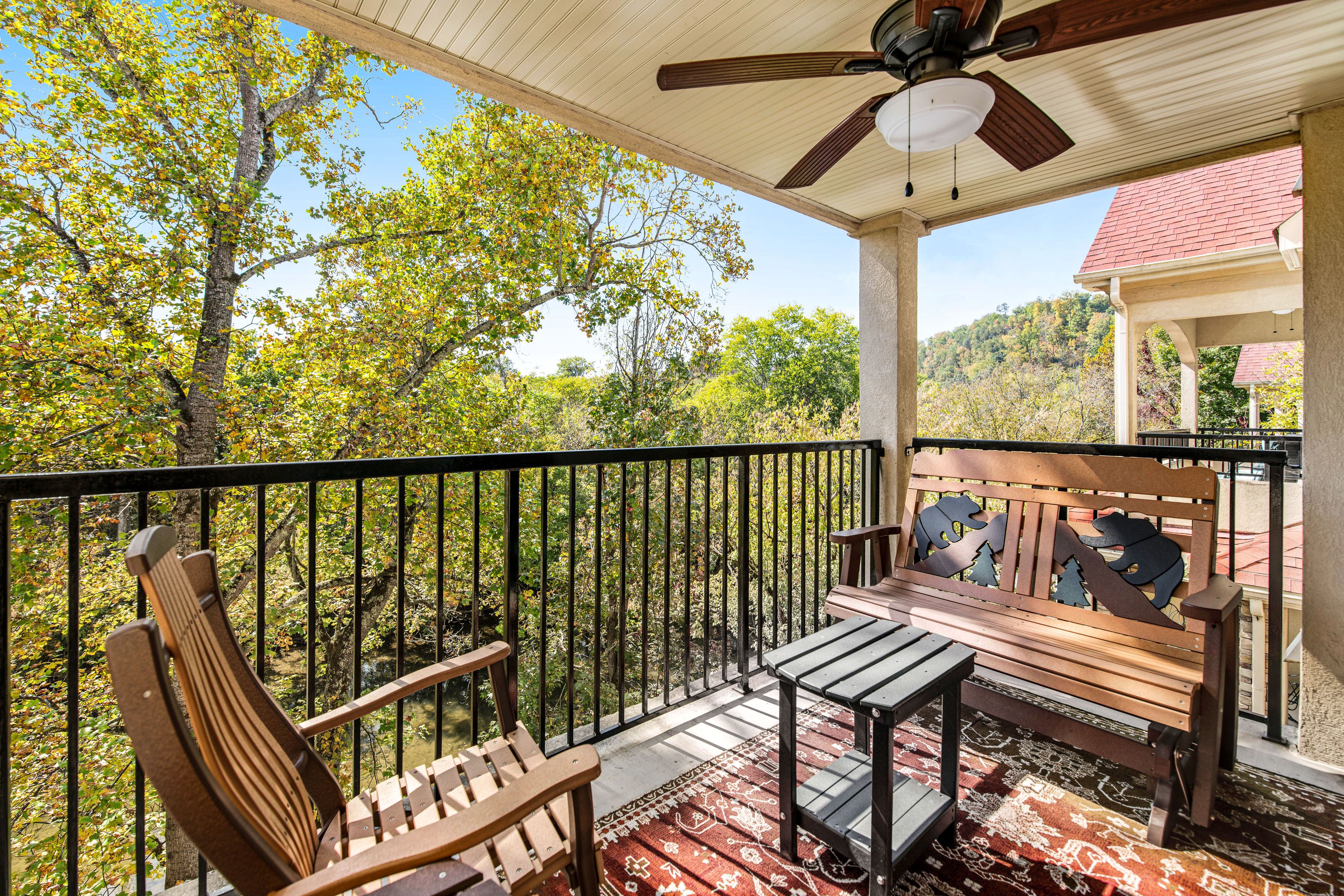 Dreamy Condo Near Downtown, Sleeps 6・Creek Views