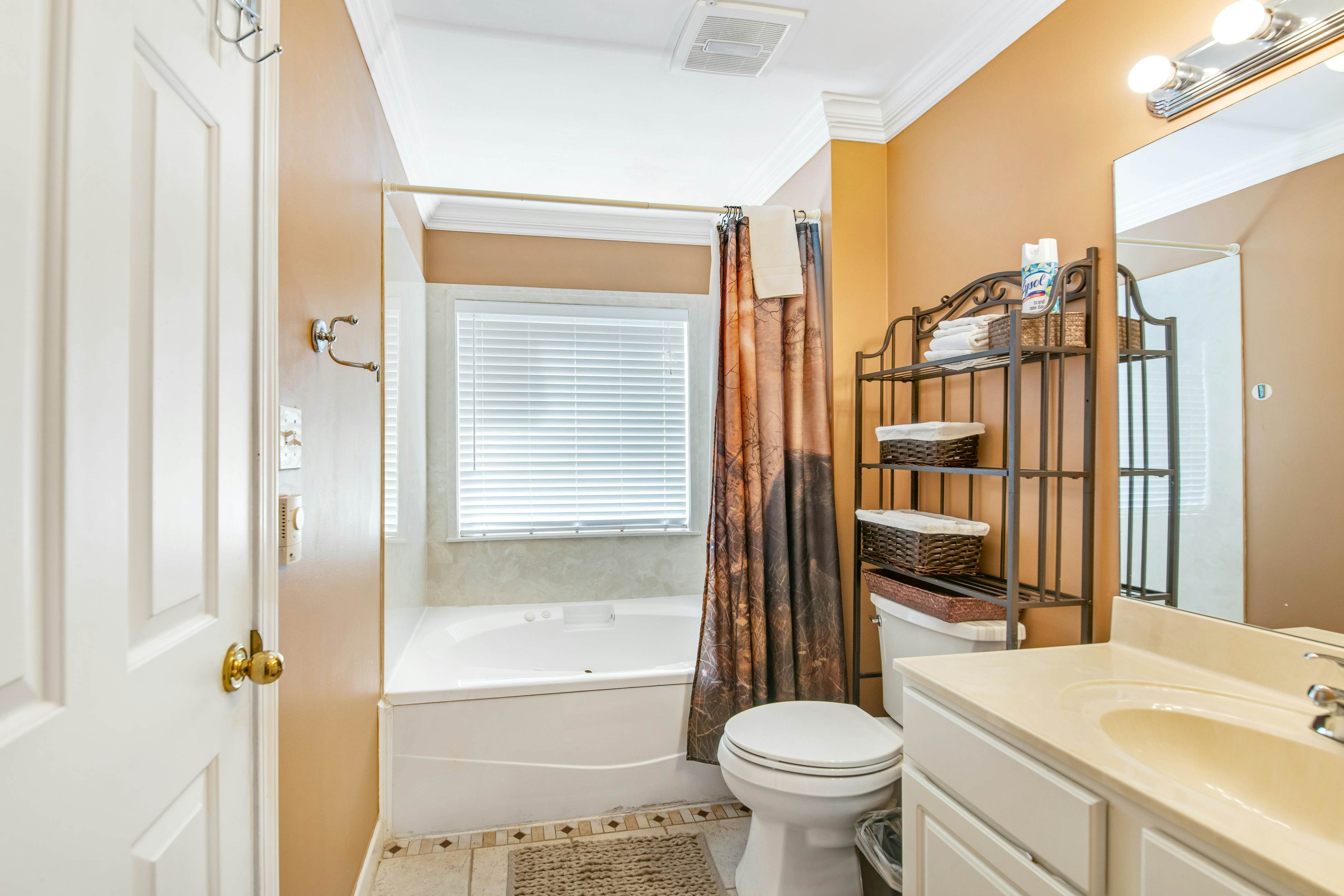 Dreamy Condo Near Downtown with Creek Views, Pool, & Free Attraction Tickets