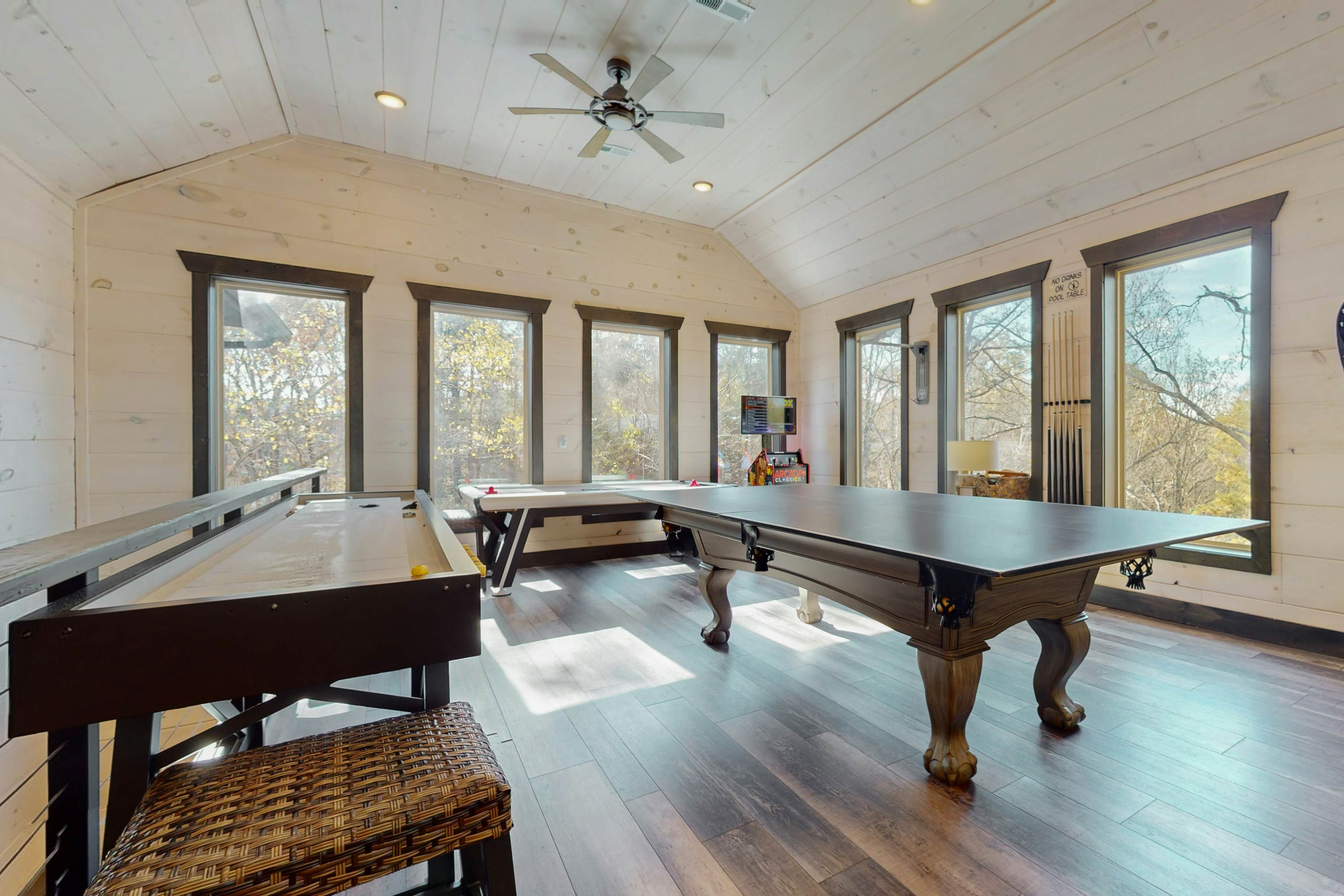 Cozy Cabin, Sleep 12・Indoor pool・Theater/Game Room