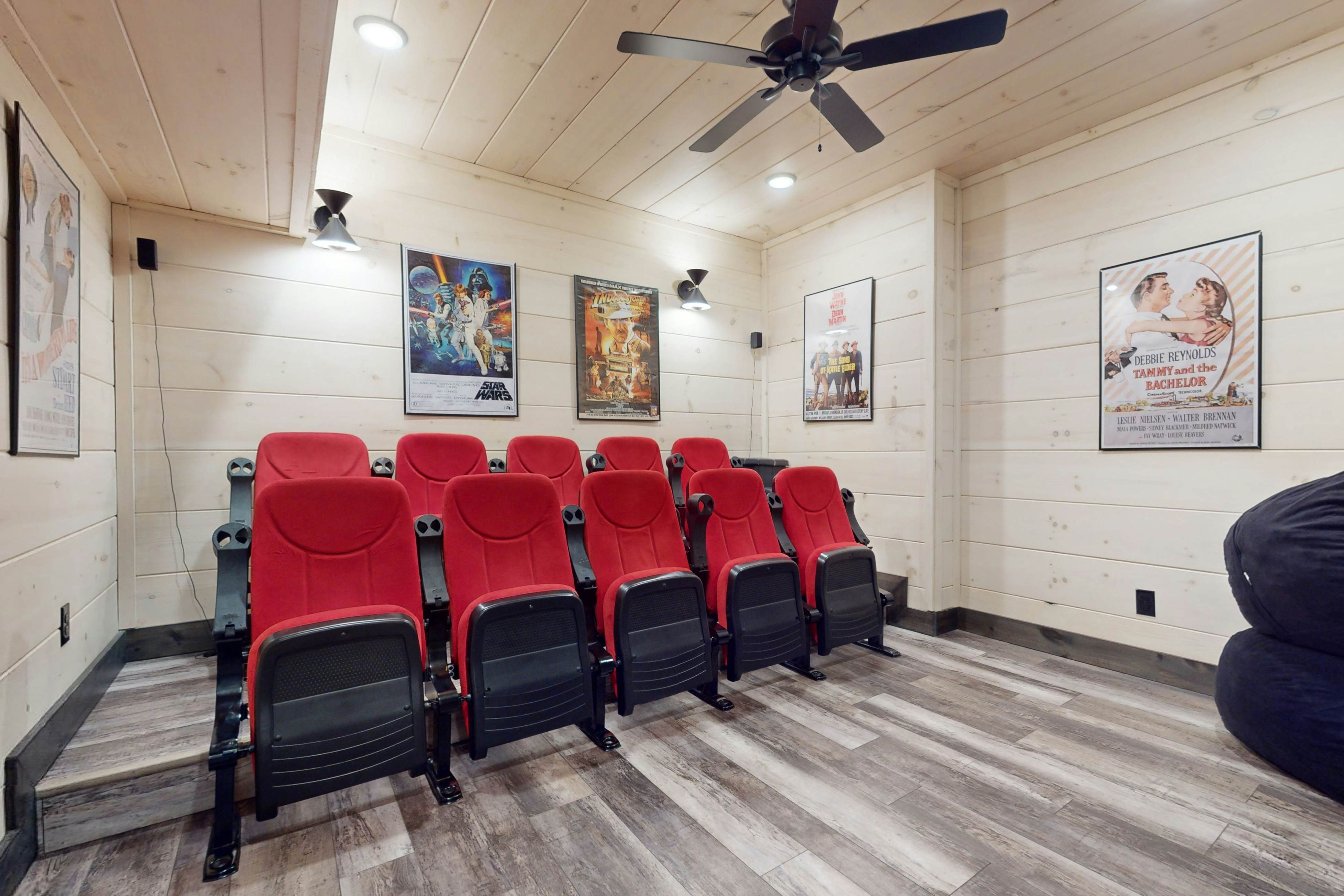 Cozy Cabin, Sleep 12・Indoor pool・Theater/Game Room