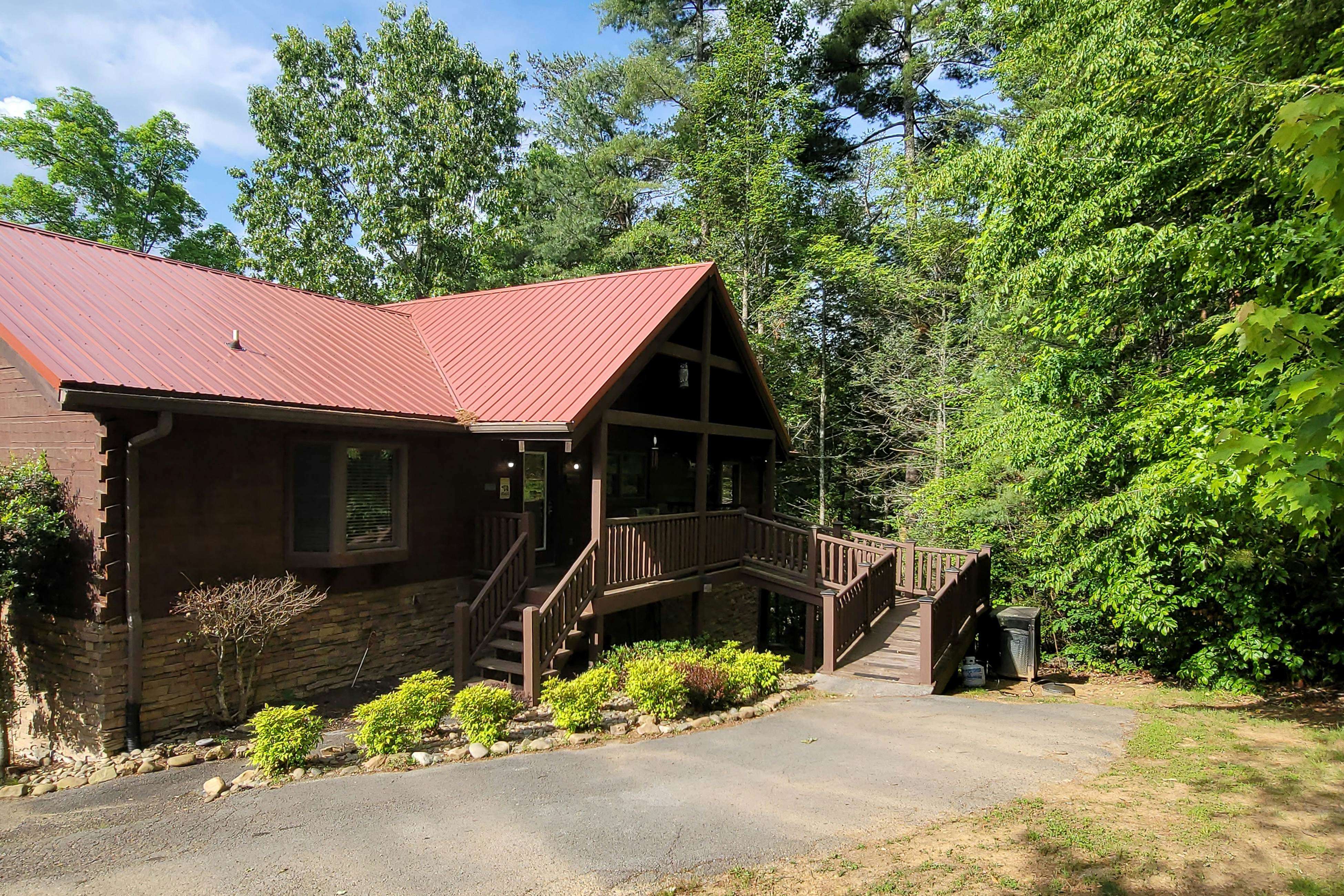 Mtn-view cabin with game room, private hot tub, pool, & free attraction tickets
