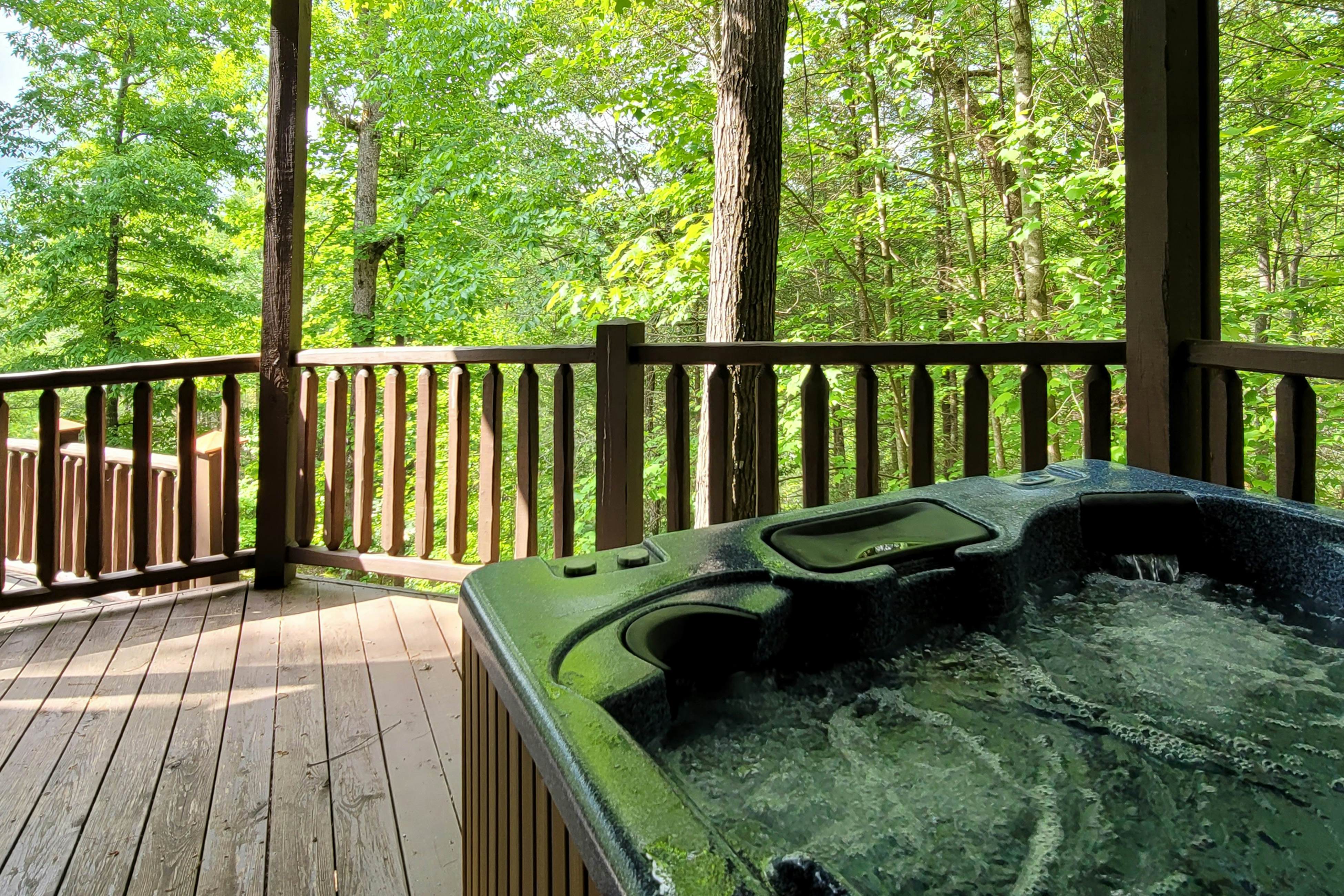 Mtn-view cabin with game room, private hot tub, pool, & free attraction tickets
