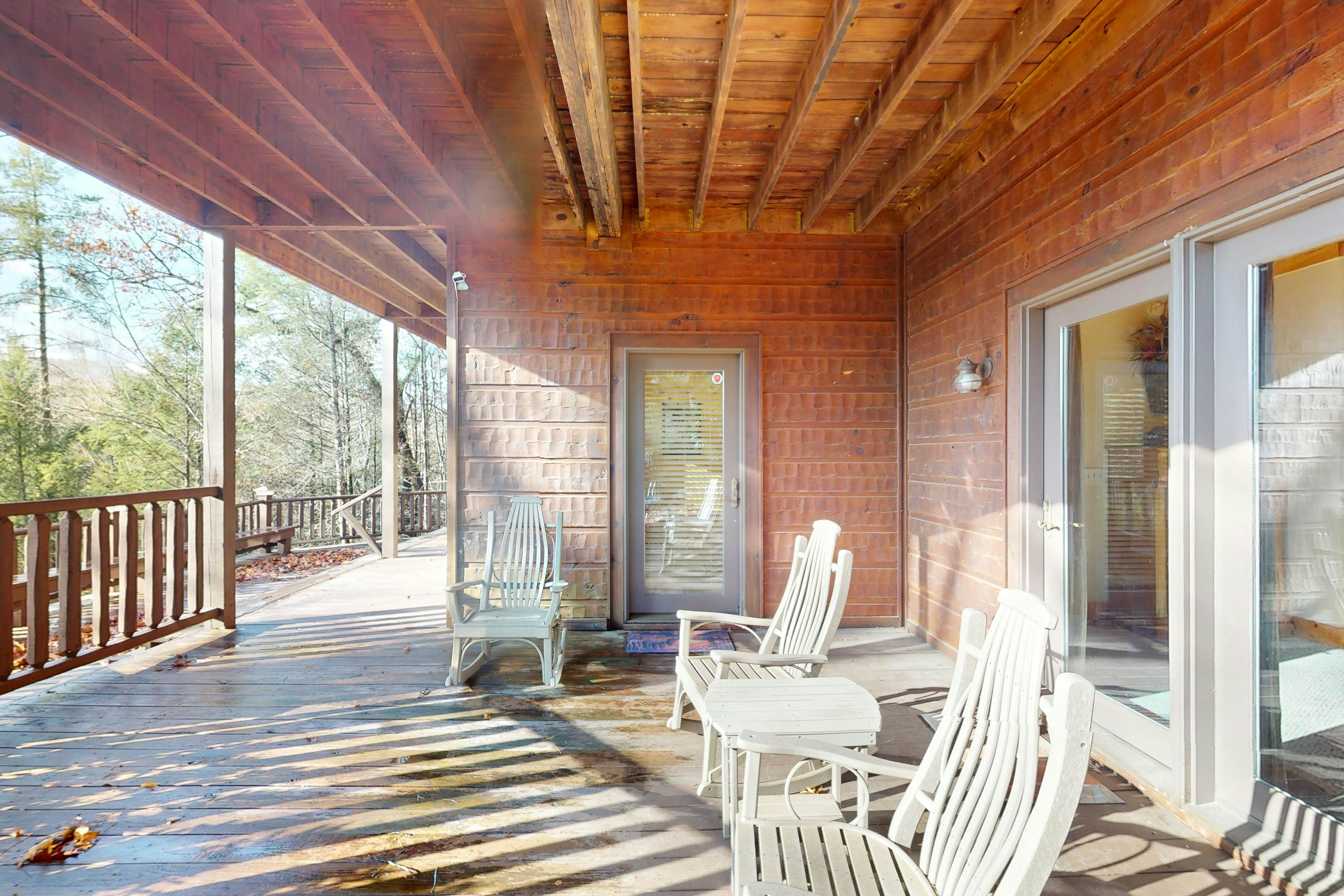 Mtn-view cabin with game room, private hot tub, pool, & free attraction tickets
