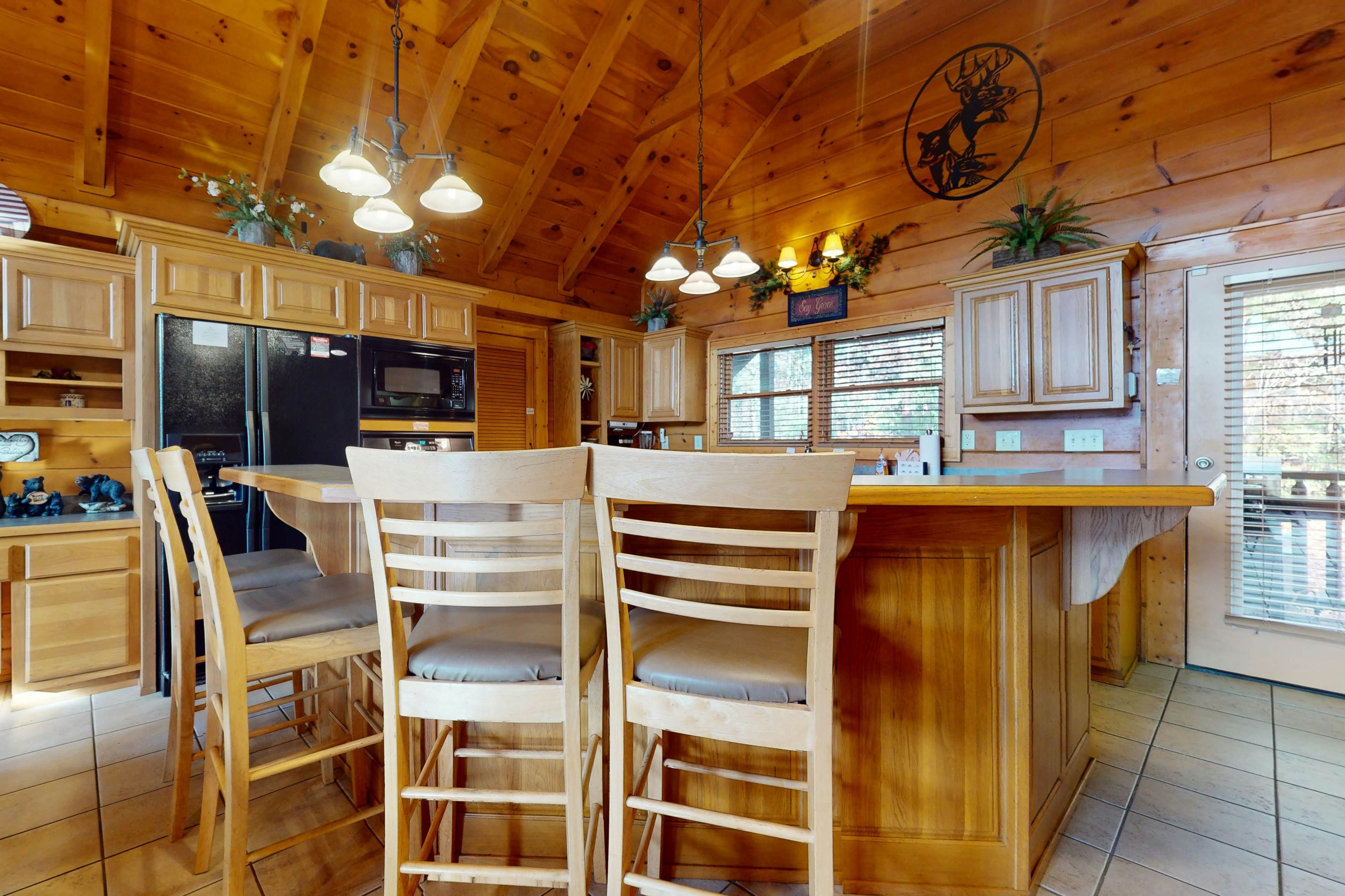 Mtn-view cabin with game room, private hot tub, pool, & free attraction tickets