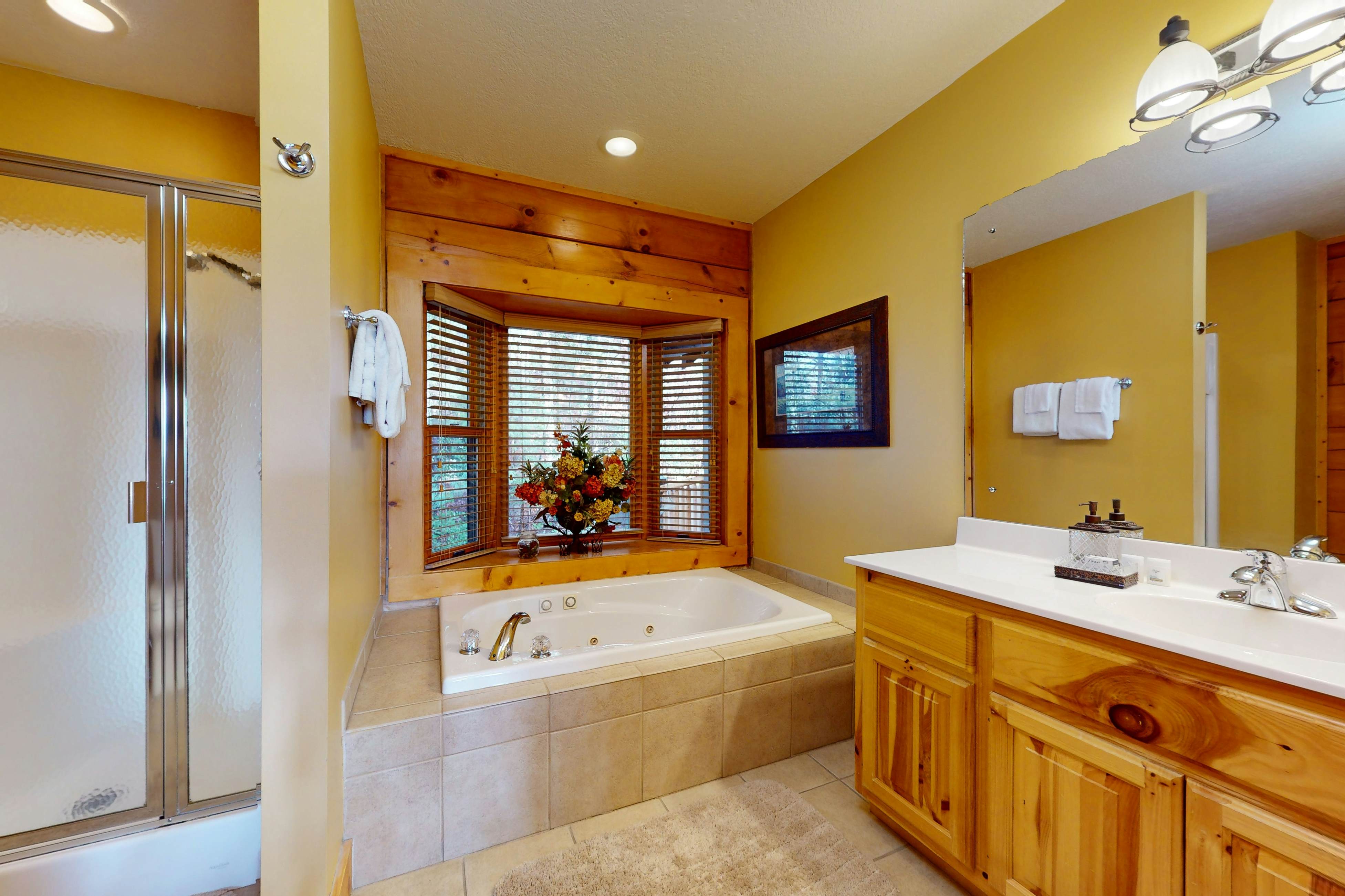 Mtn-view cabin with game room, private hot tub, pool, & free attraction tickets