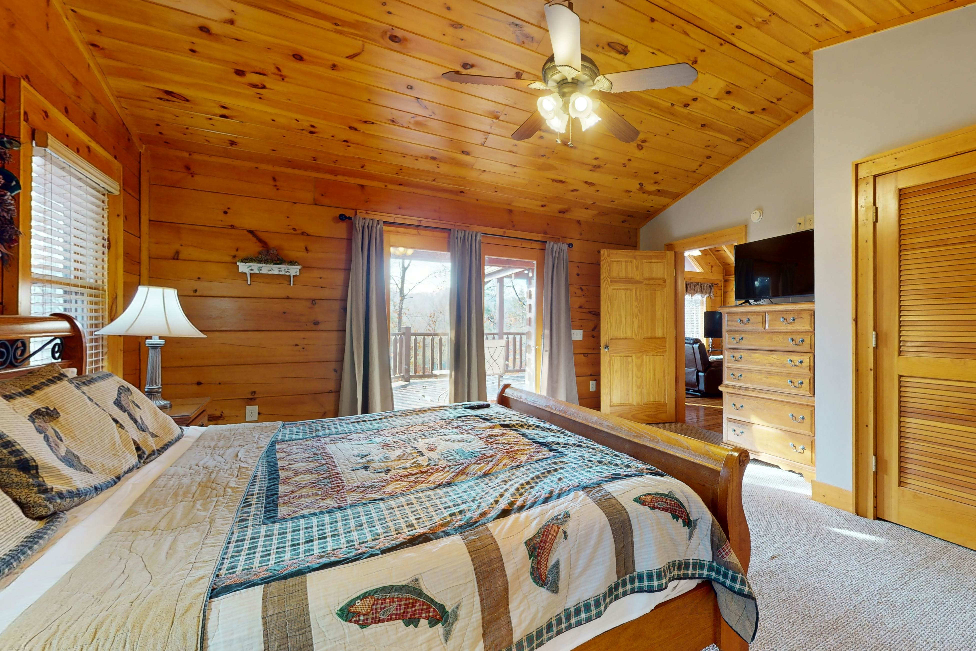 Mtn-view cabin with game room, private hot tub, pool, & free attraction tickets