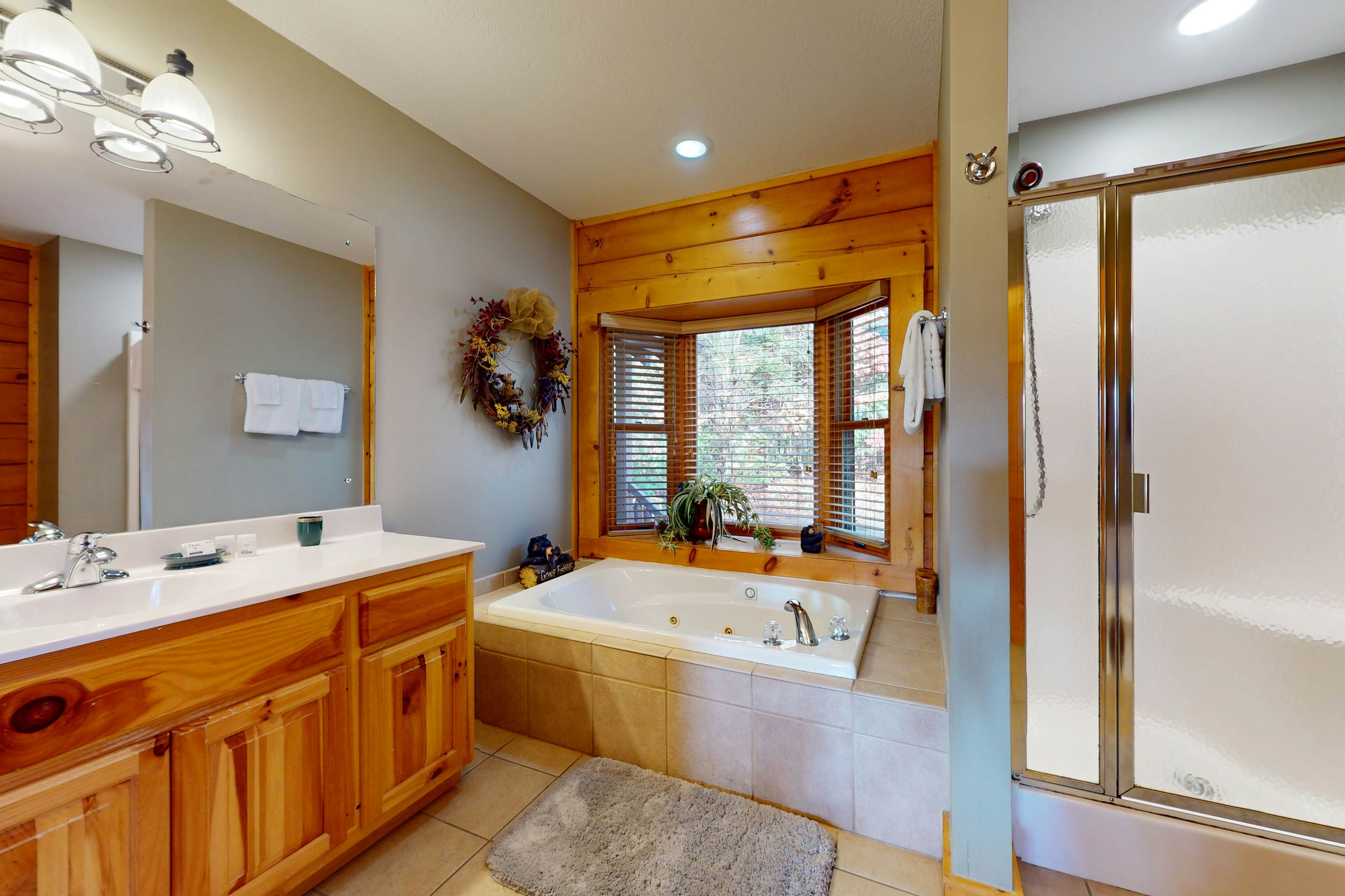 Mtn-view cabin with game room, private hot tub, pool, & free attraction tickets