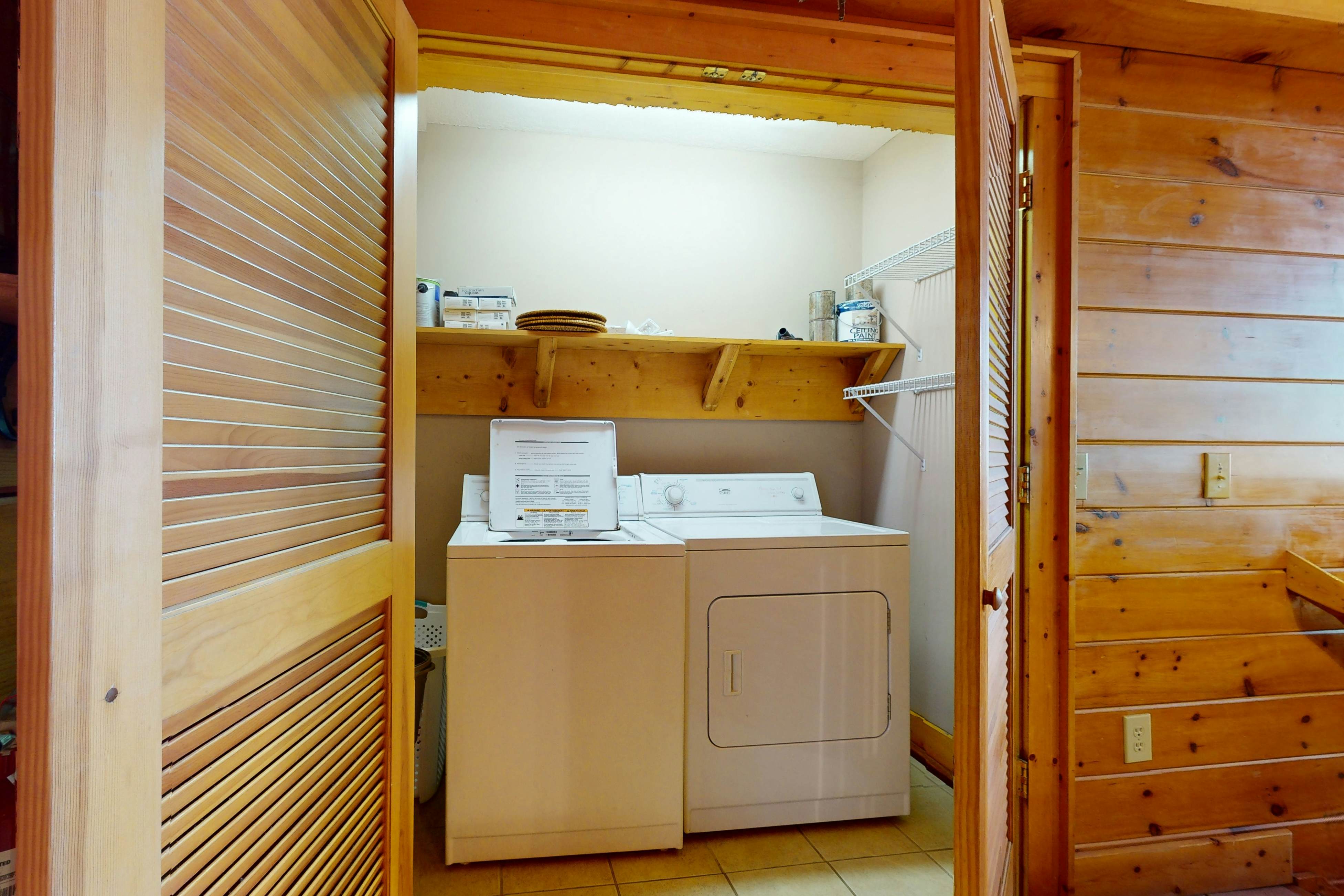 Mtn-view cabin with game room, private hot tub, pool, & free attraction tickets