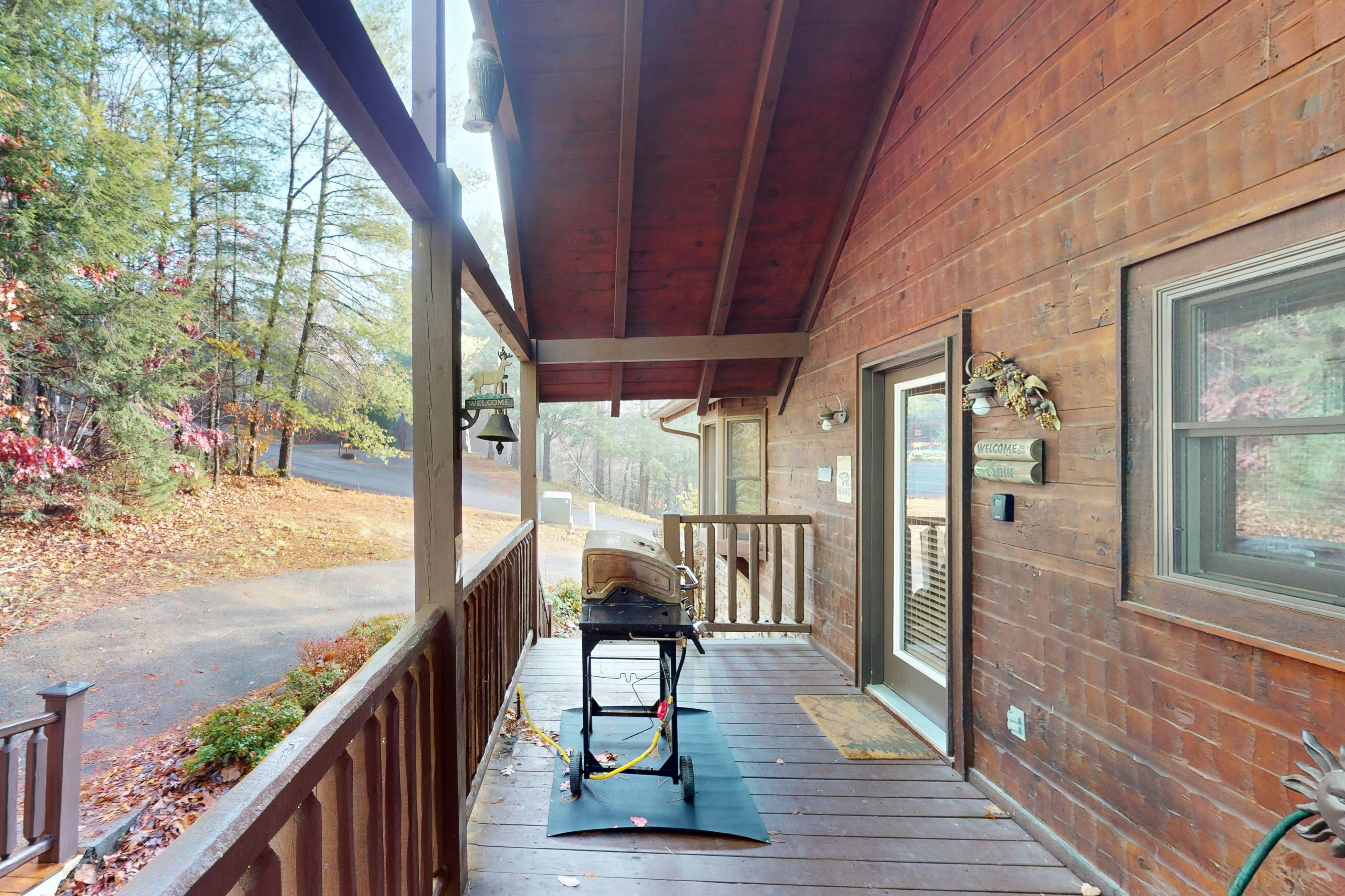 Mtn-view cabin with game room, private hot tub, pool, & free attraction tickets