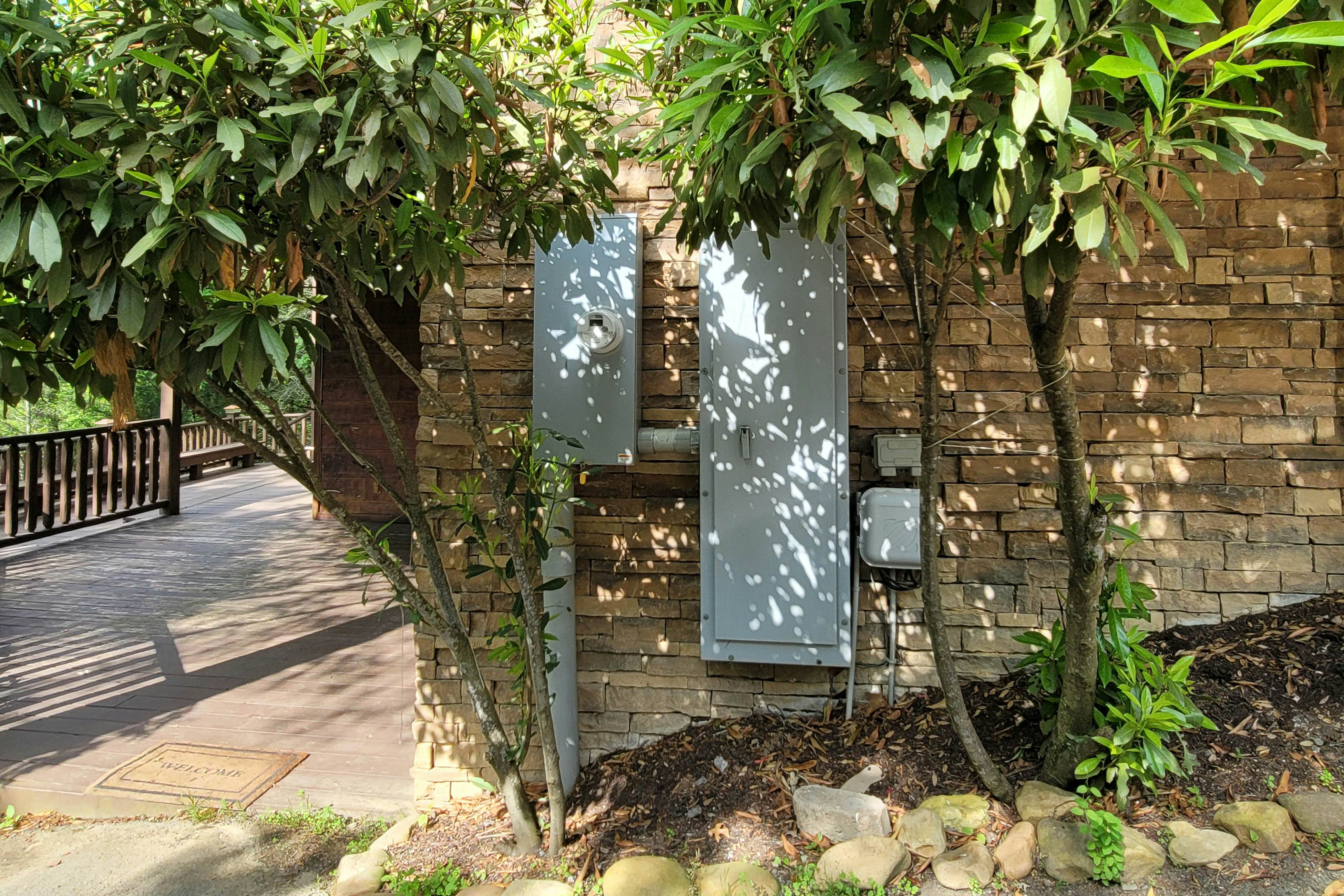 Mtn-view cabin with game room, private hot tub, pool, & free attraction tickets