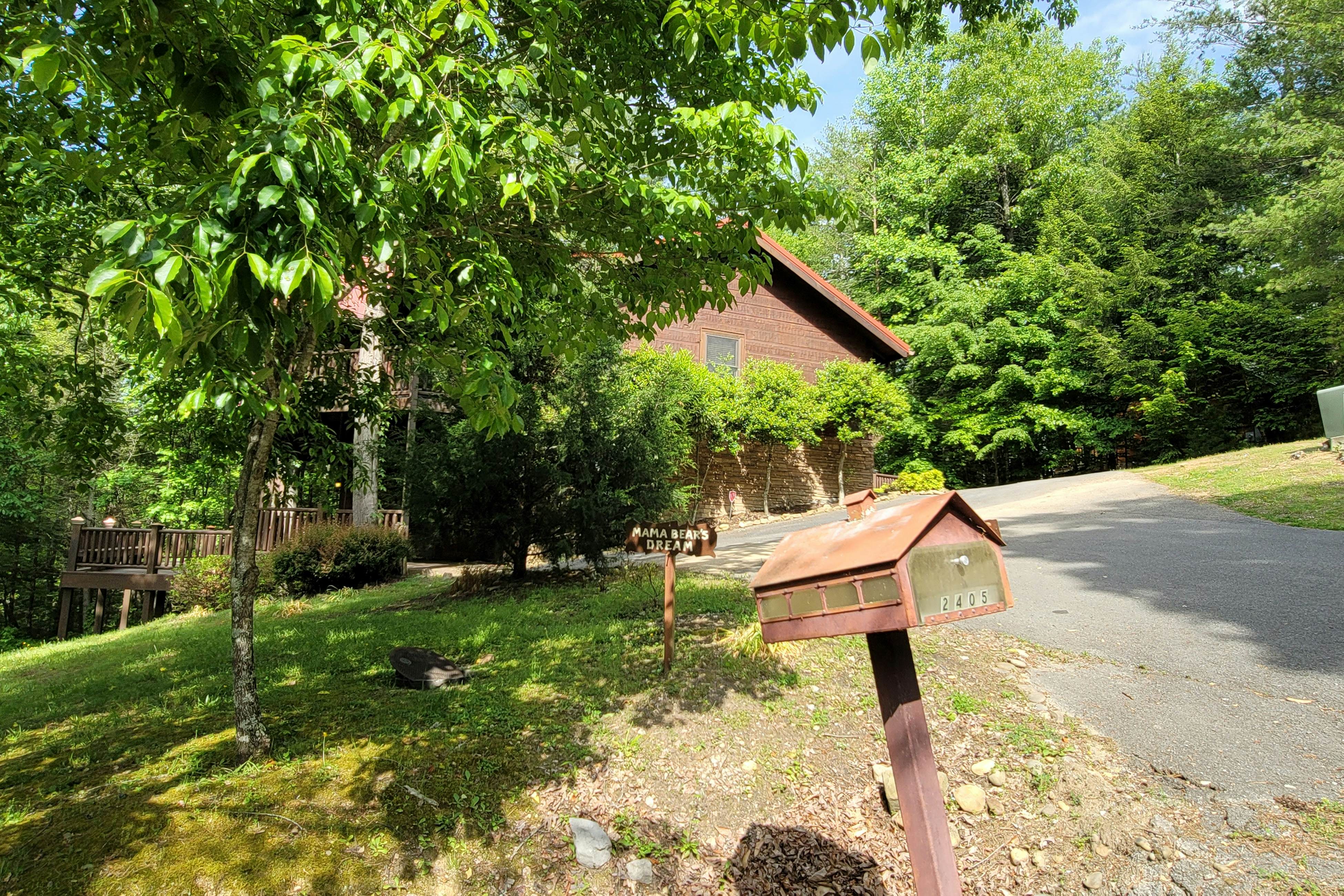 Mtn-view cabin with game room, private hot tub, pool, & free attraction tickets