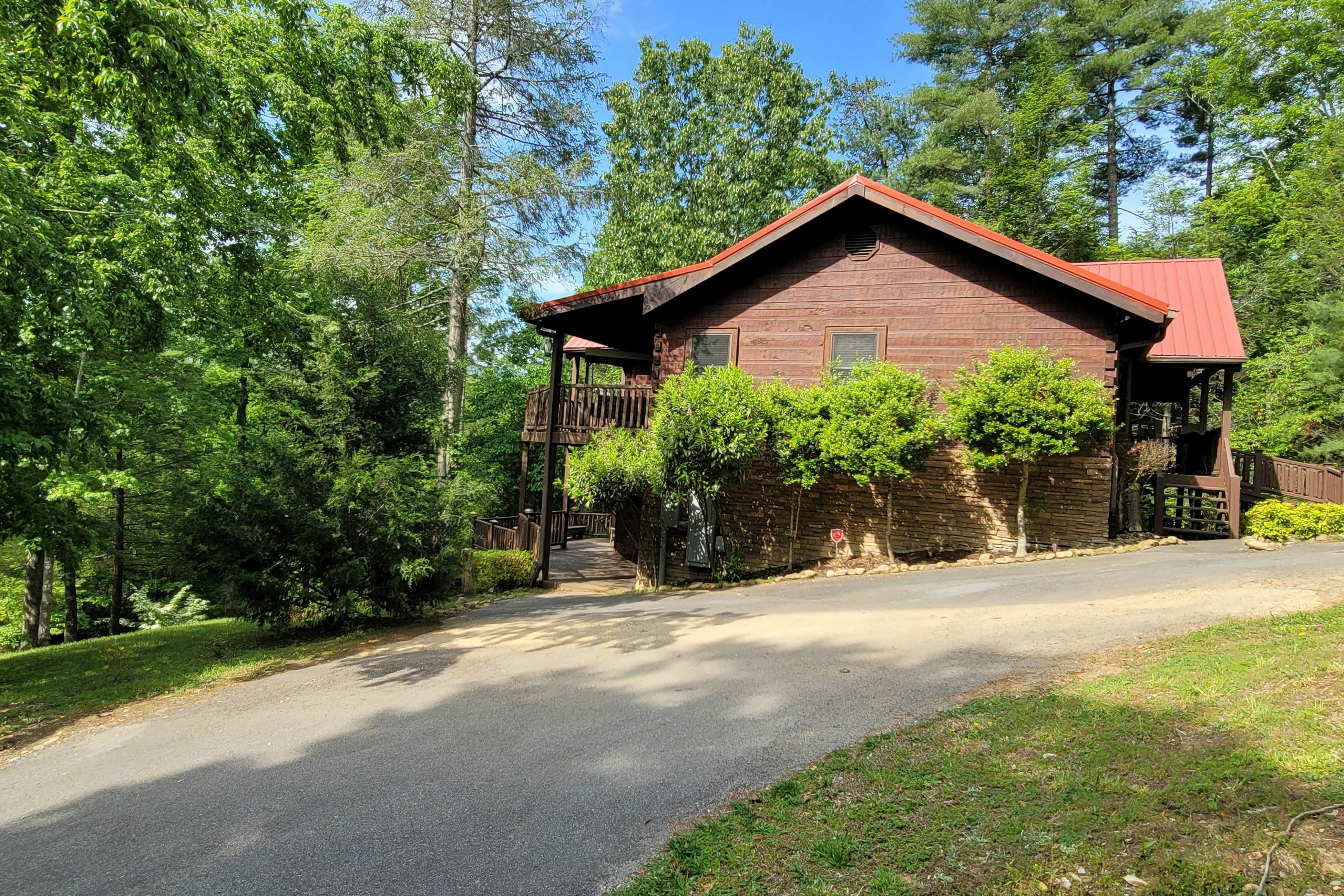 Mtn-view cabin with game room, private hot tub, pool, & free attraction tickets