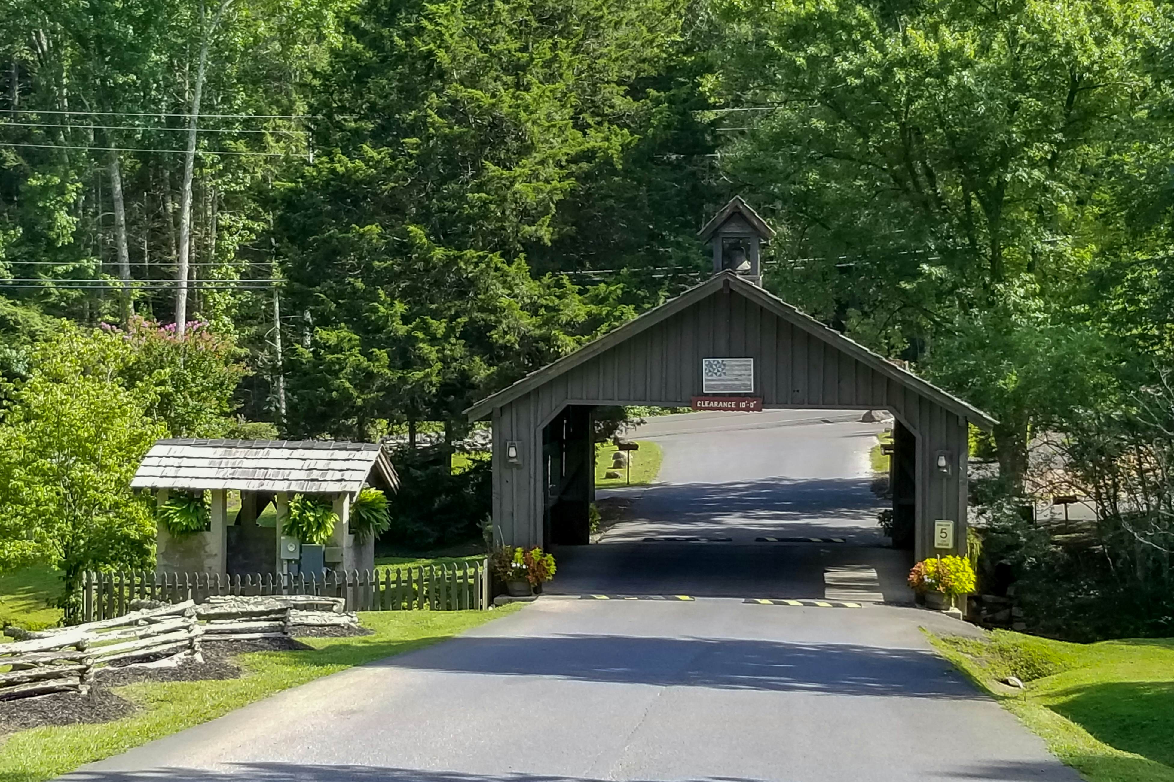 Mtn-view cabin with game room, private hot tub, pool, & free attraction tickets